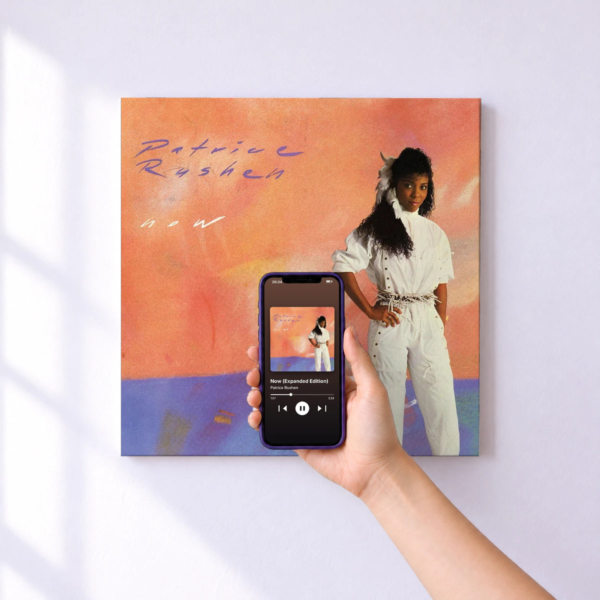 Affiche connectée Now (Expanded Edition) de Patrice Rushen au mur : l'album se lance en approchant le téléphone