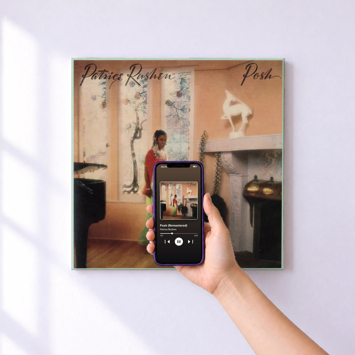 Affiche connectée Posh (Remastered) de Patrice Rushen au mur : l'album se lance en approchant le téléphone