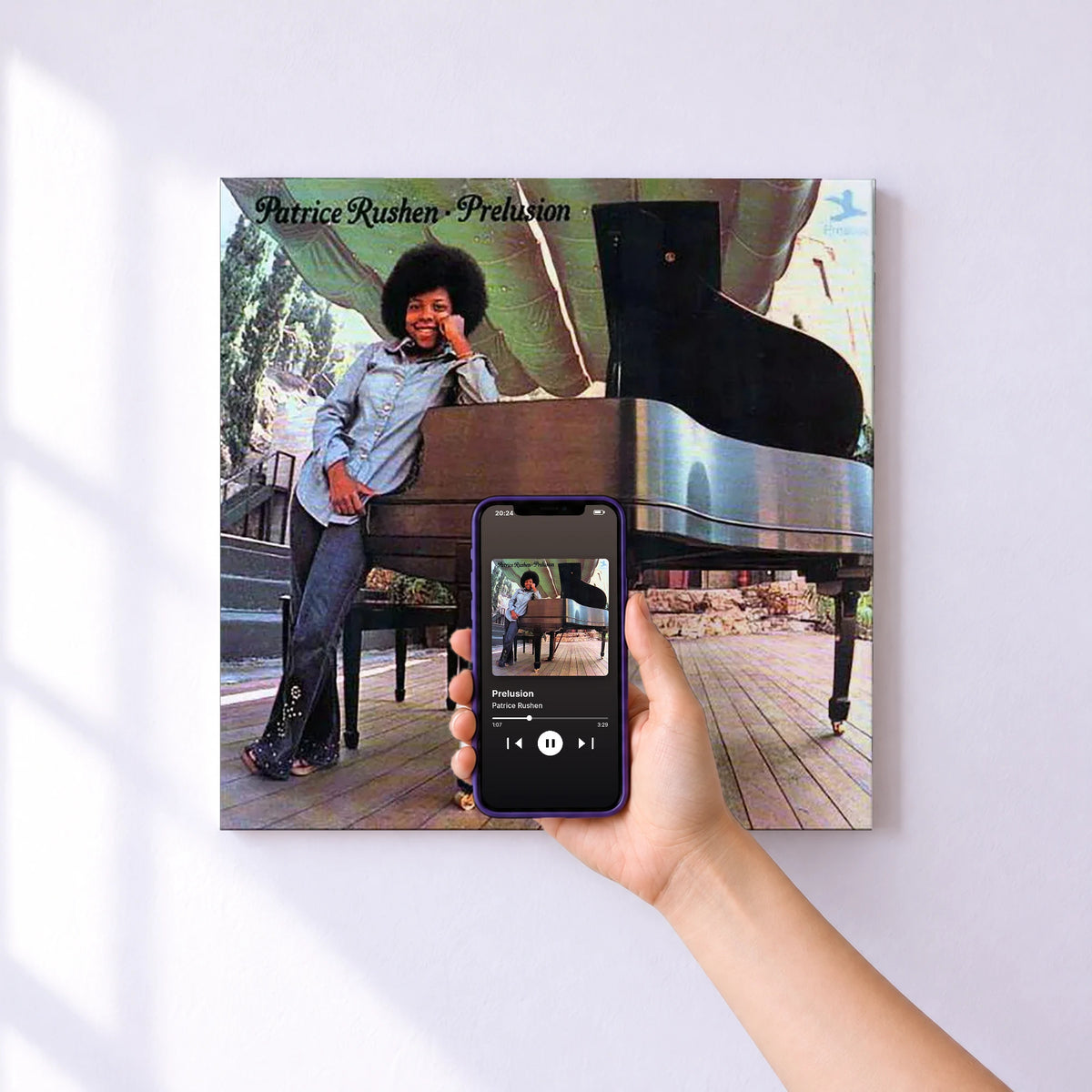 Affiche connectée Prelusion de Patrice Rushen au mur : l'album se lance en approchant le téléphone