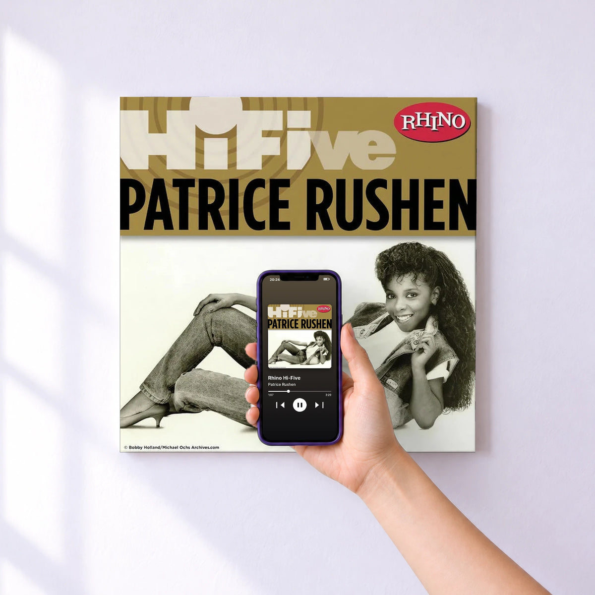 Affiche connectée Rhino Hi-Five de Patrice Rushen au mur : l'album se lance en approchant le téléphone