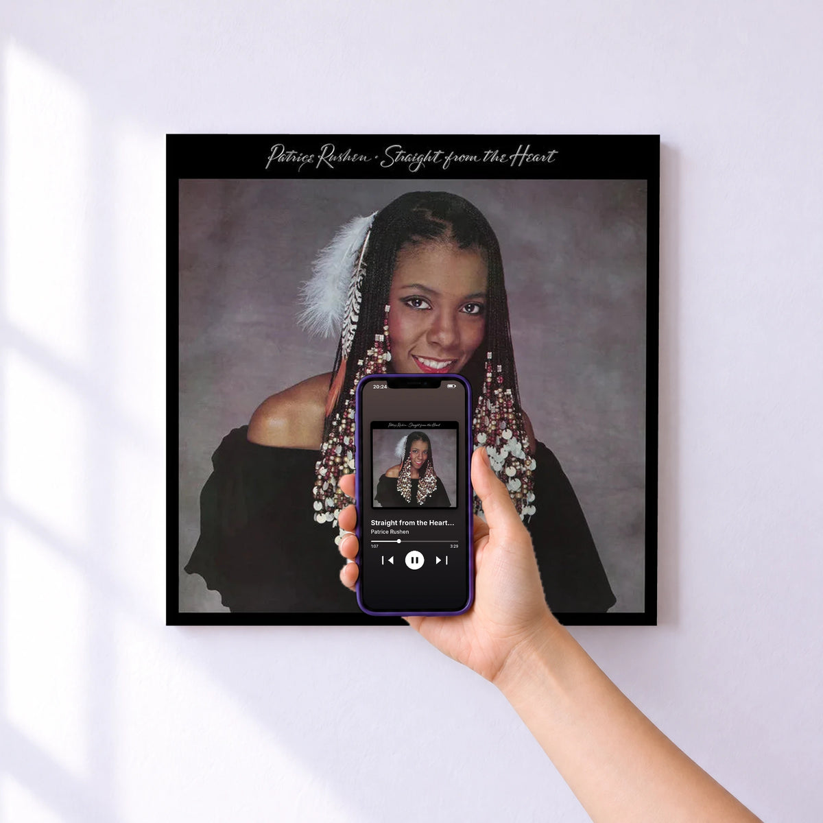Affiche connectée Straight from the Heart (Remastered) de Patrice Rushen au mur : l'album se lance en approchant le téléphone