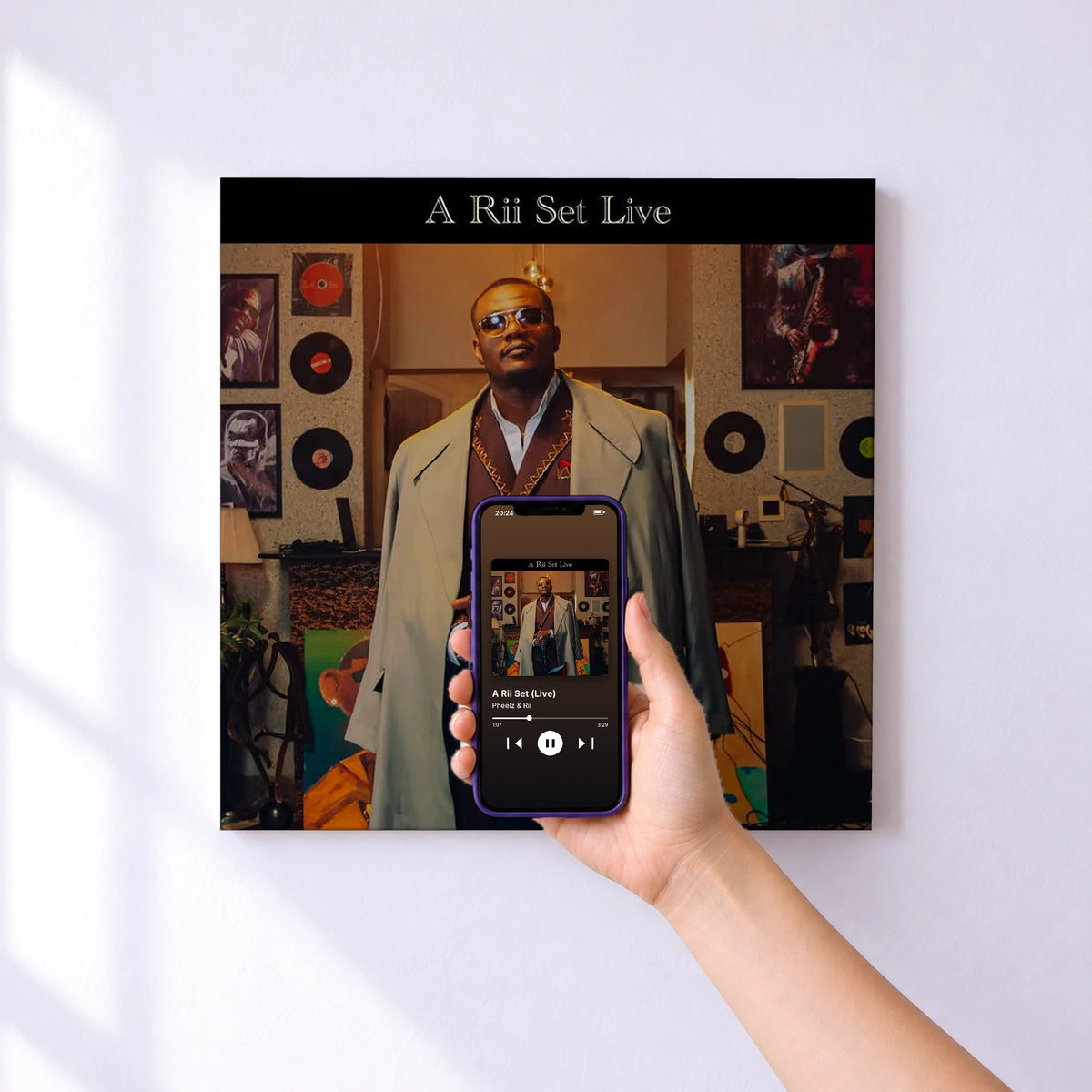 Affiche connectée A Rii Set (Live) de Pheelz & Rii au mur : l'album se lance en approchant le téléphone