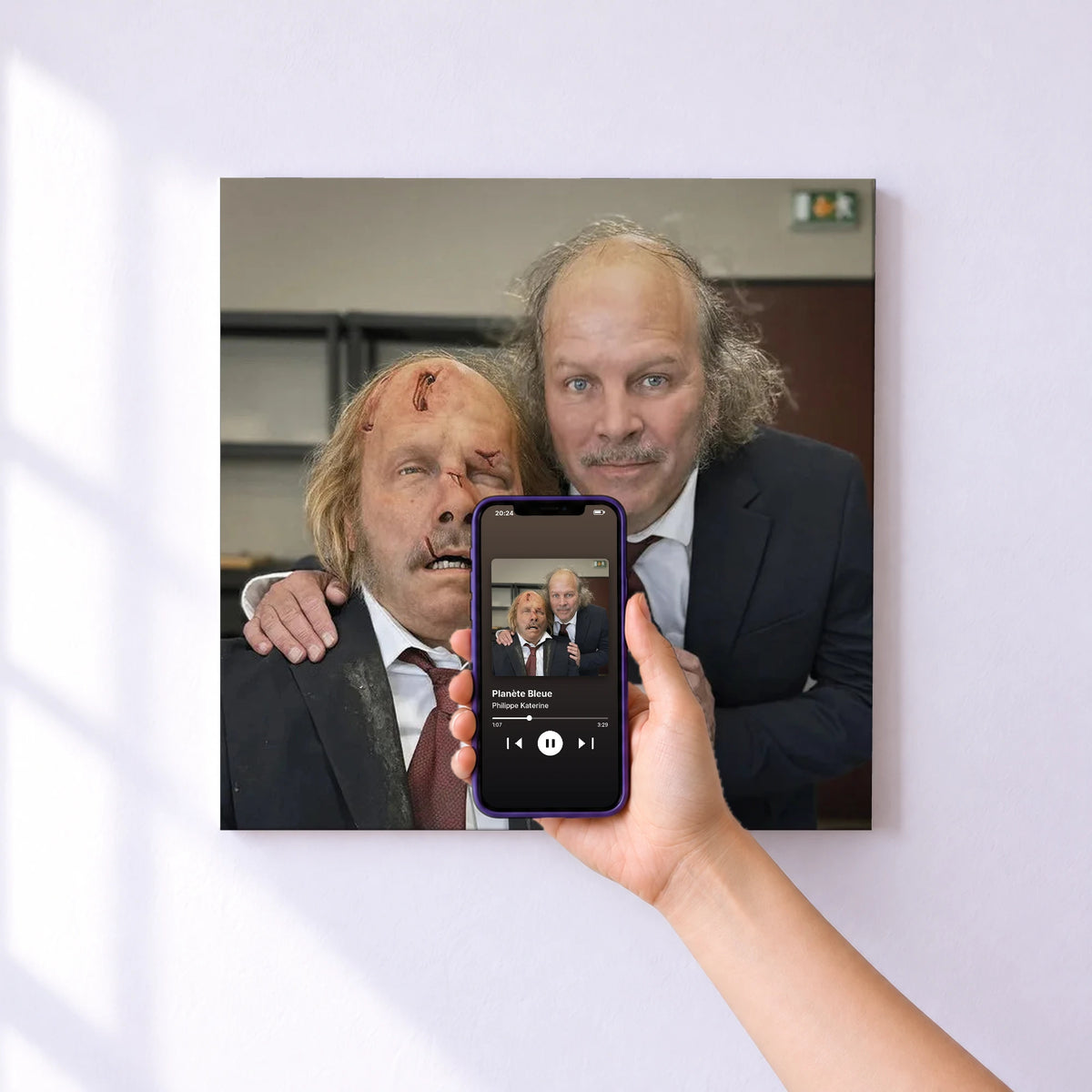 Affiche connectée Planète Bleue de Philippe Katerine au mur : l'album se lance en approchant le téléphone