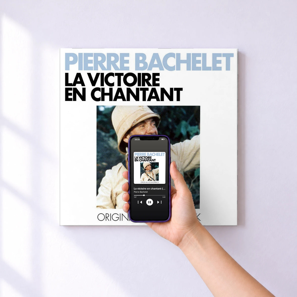 Affiche connectée La victoire en chantant (Original Score) de Pierre Bachelet au mur : l'album se lance en approchant le téléphone