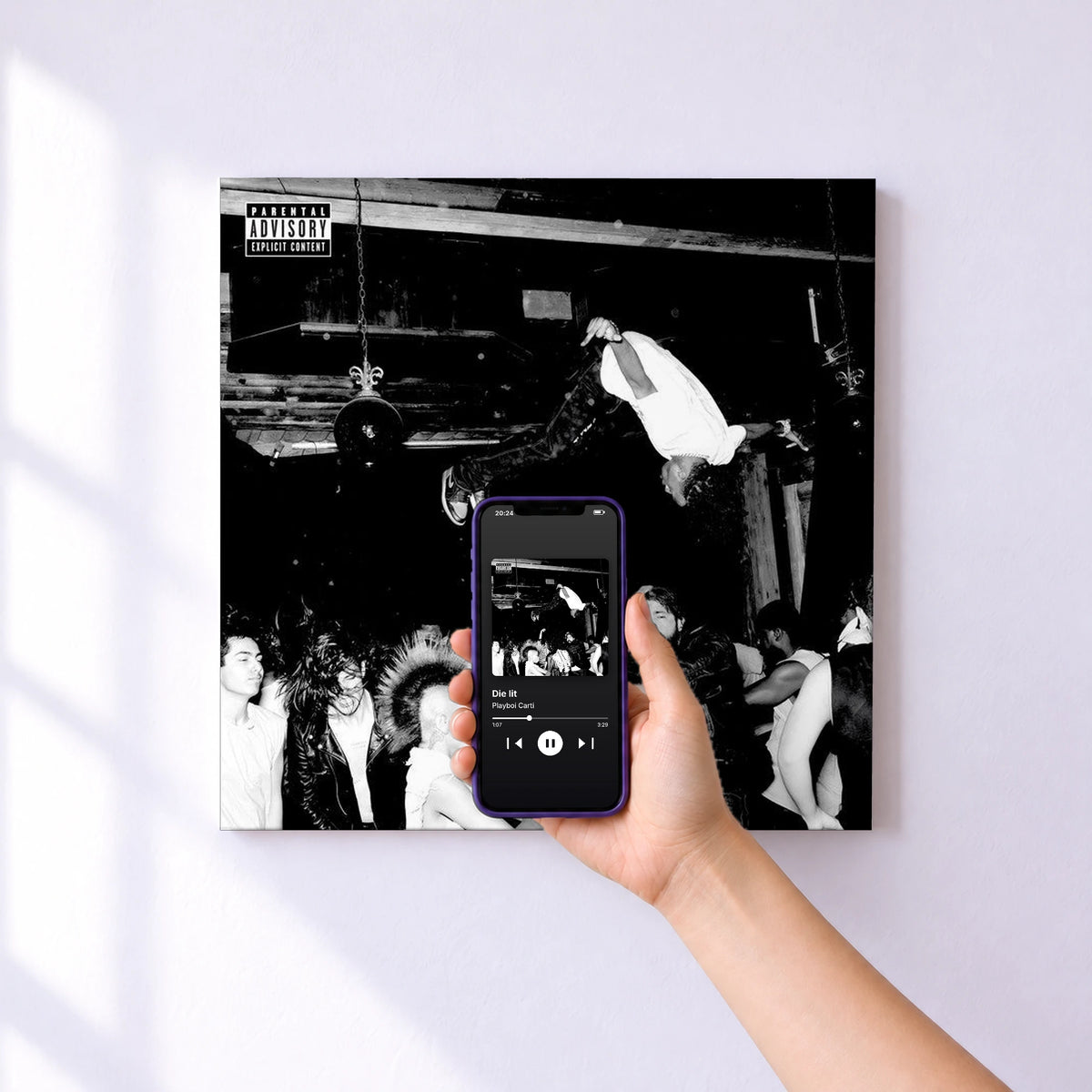 Affiche connectée Die lit de Playboi Carti au mur : l'album se lance en approchant le téléphone