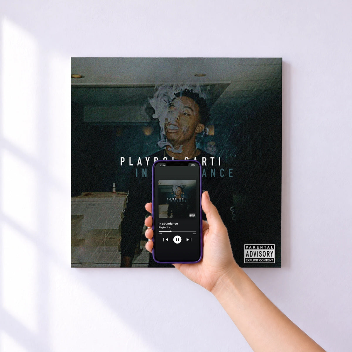 Affiche connectée In abundance de Playboi Carti au mur : l'album se lance en approchant le téléphone