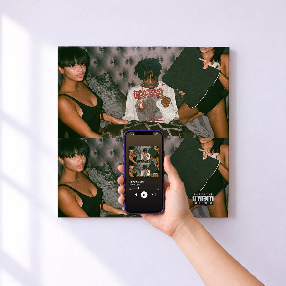 Affiche connectée Playboi Carti de Playboi Carti au mur : l'album se lance en approchant le téléphone