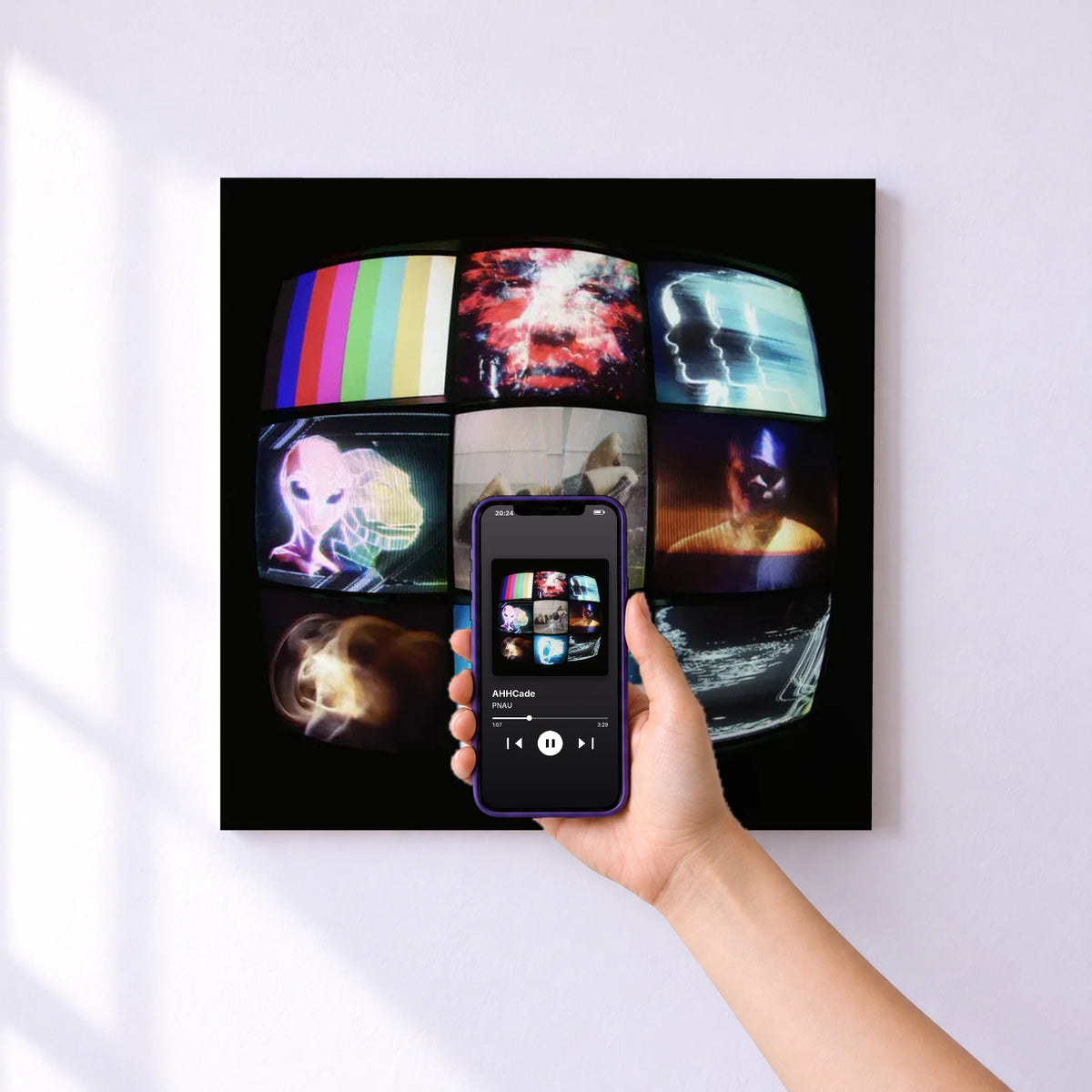 Affiche connectée AHHCade de PNAU au mur : l'album se lance en approchant le téléphone