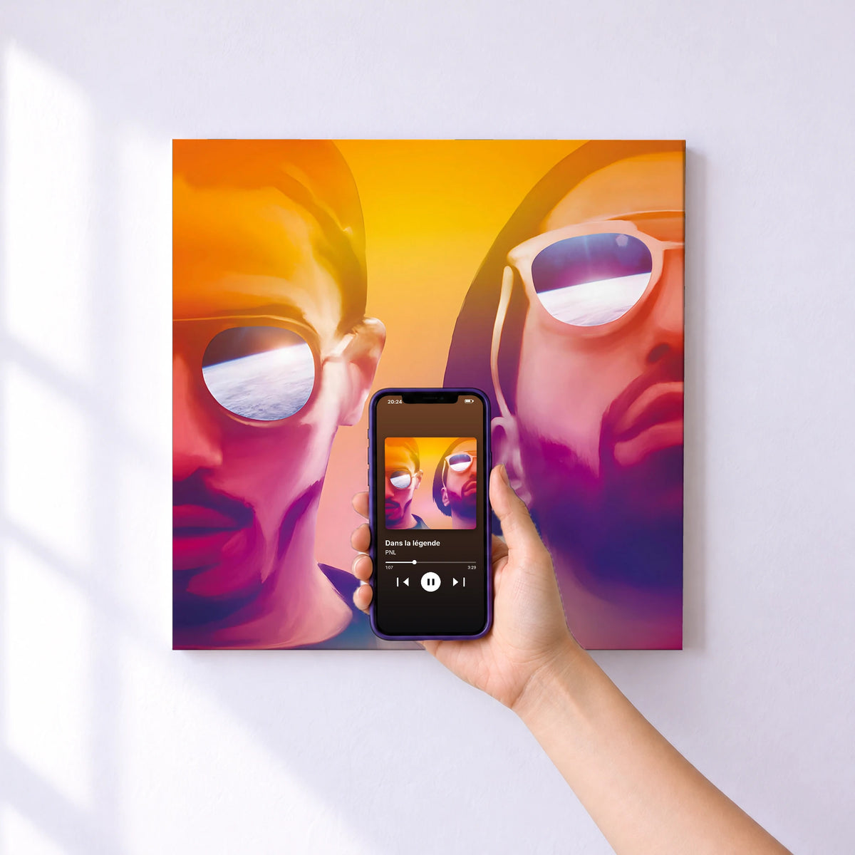 Affiche connectée Dans la légende de PNL au mur : l'album se lance en approchant le téléphone
