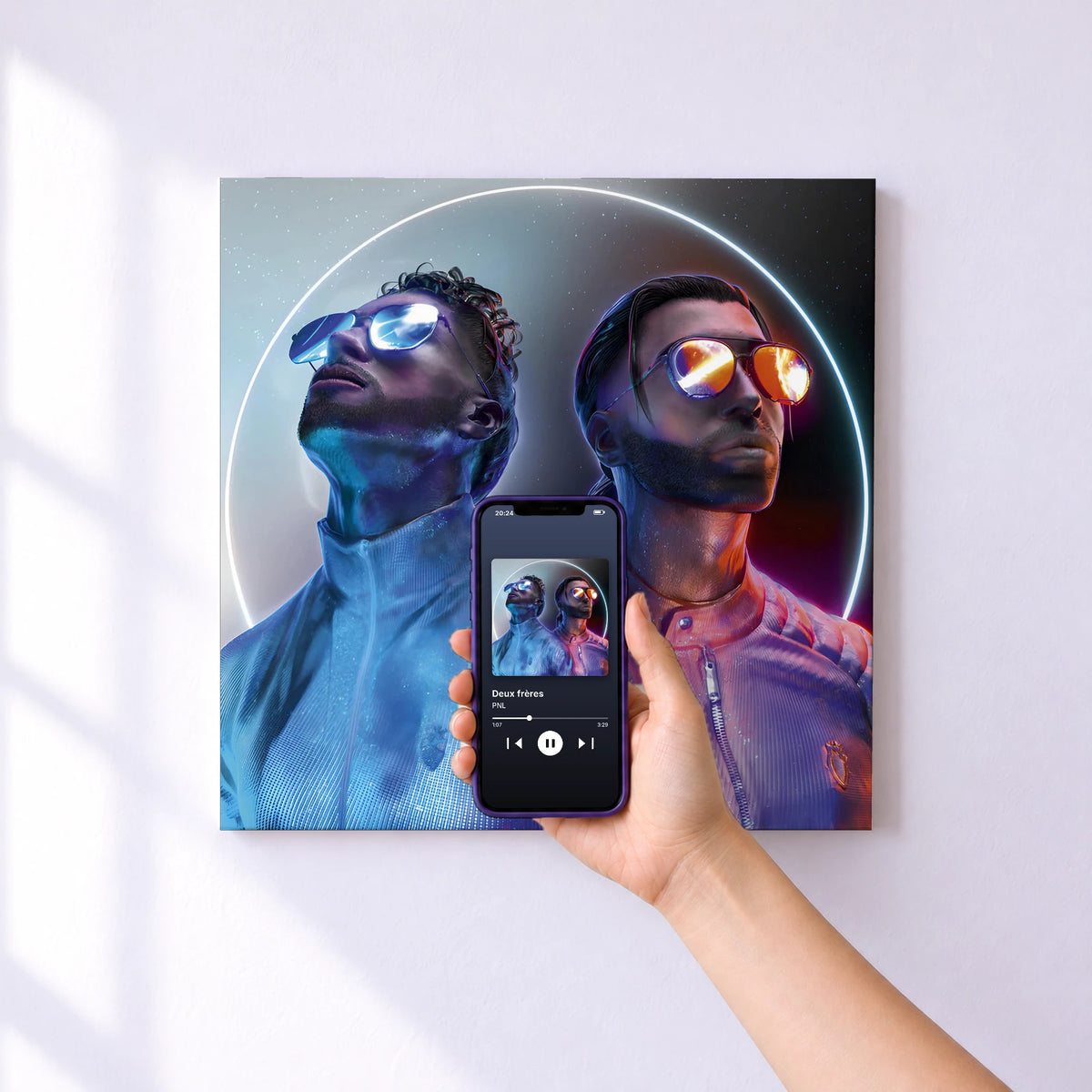 Affiche connectée Deux frères de PNL au mur : l'album se lance en approchant le téléphone