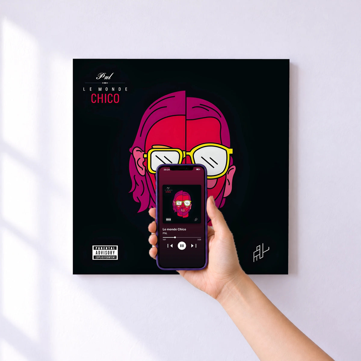 Affiche connectée Le monde Chico de PNL au mur : l'album se lance en approchant le téléphone