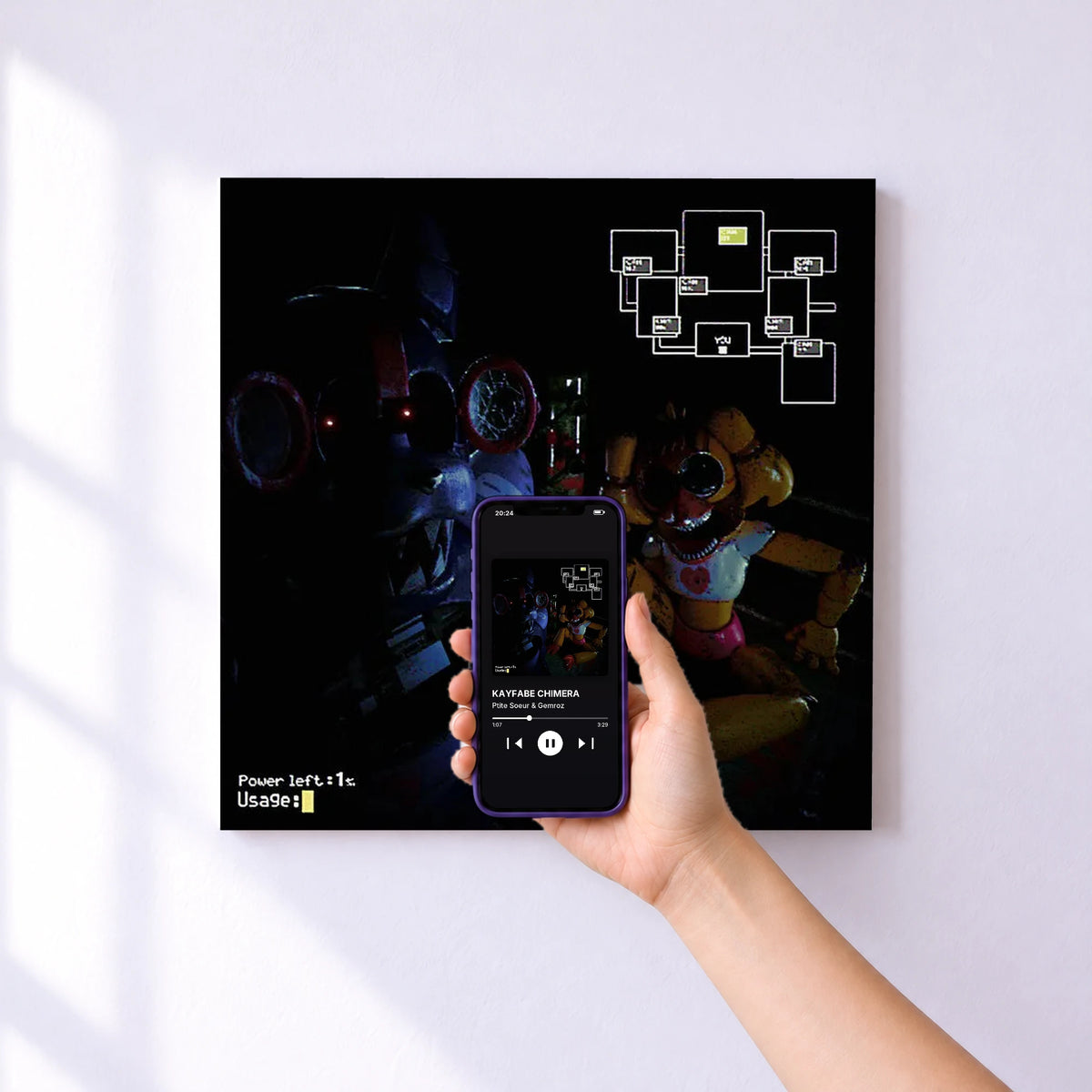 Affiche connectée KAYFABE CHIMERA de Ptite Soeur & Gemroz au mur : l'album se lance en approchant le téléphone