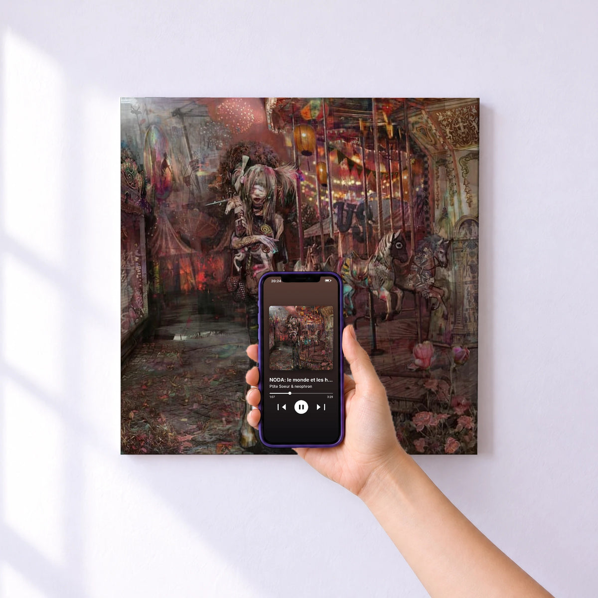Affiche connectée NODA: le monde et les humains de Ptite Soeur & neophron au mur : l'album se lance en approchant le téléphone
