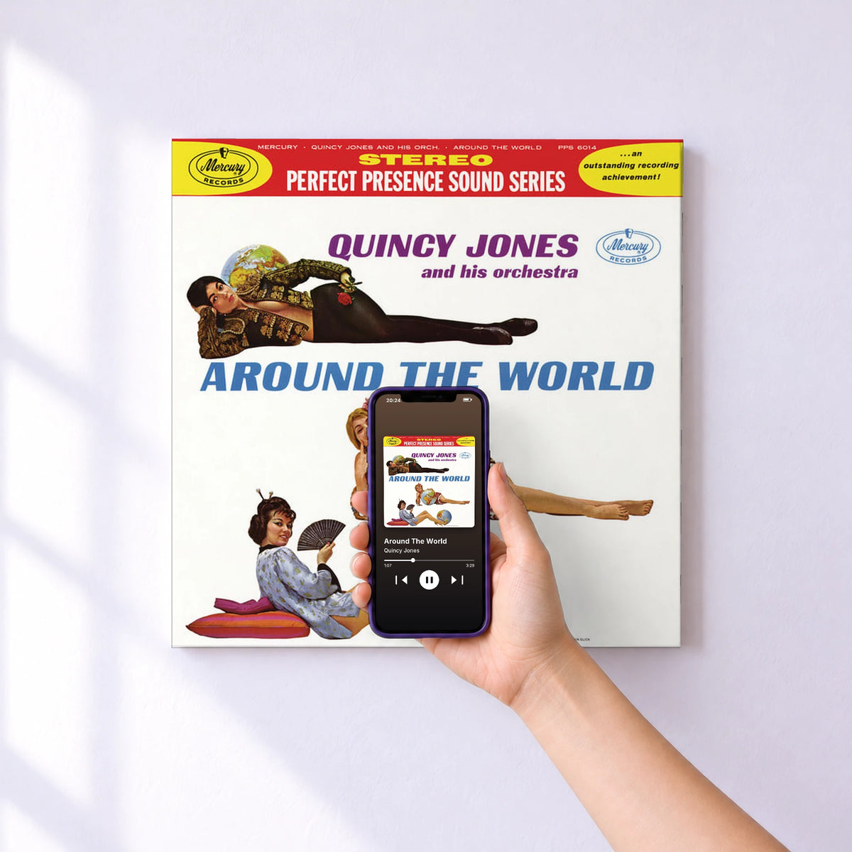 Affiche connectée Around The World de Quincy Jones au mur : l'album se lance en approchant le téléphone