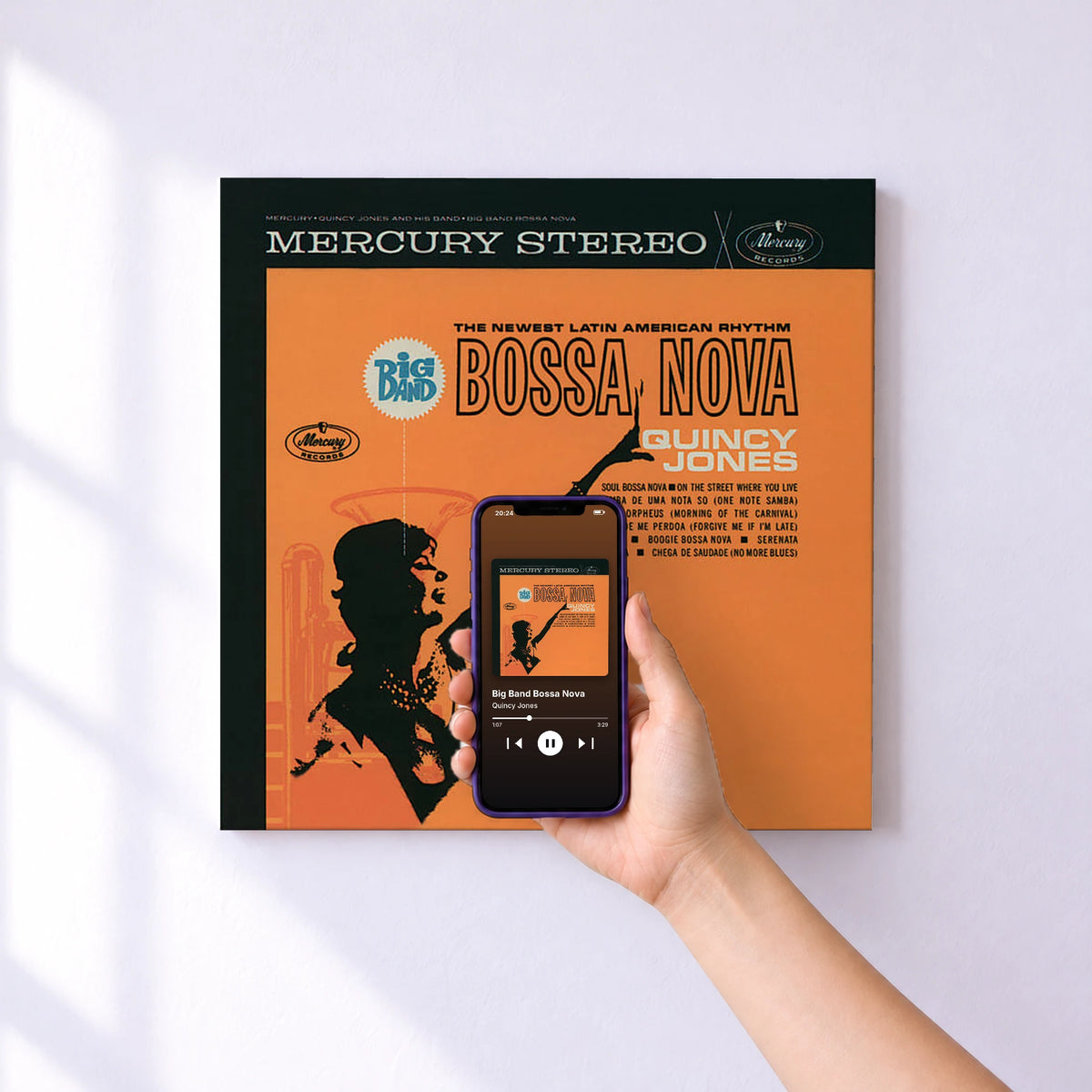 Affiche connectée Big Band Bossa Nova de Quincy Jones au mur : l'album se lance en approchant le téléphone