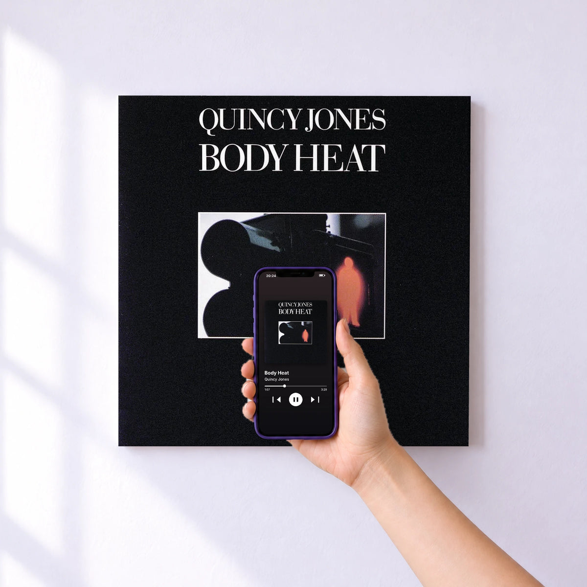 Affiche connectée Body Heat de Quincy Jones au mur : l'album se lance en approchant le téléphone