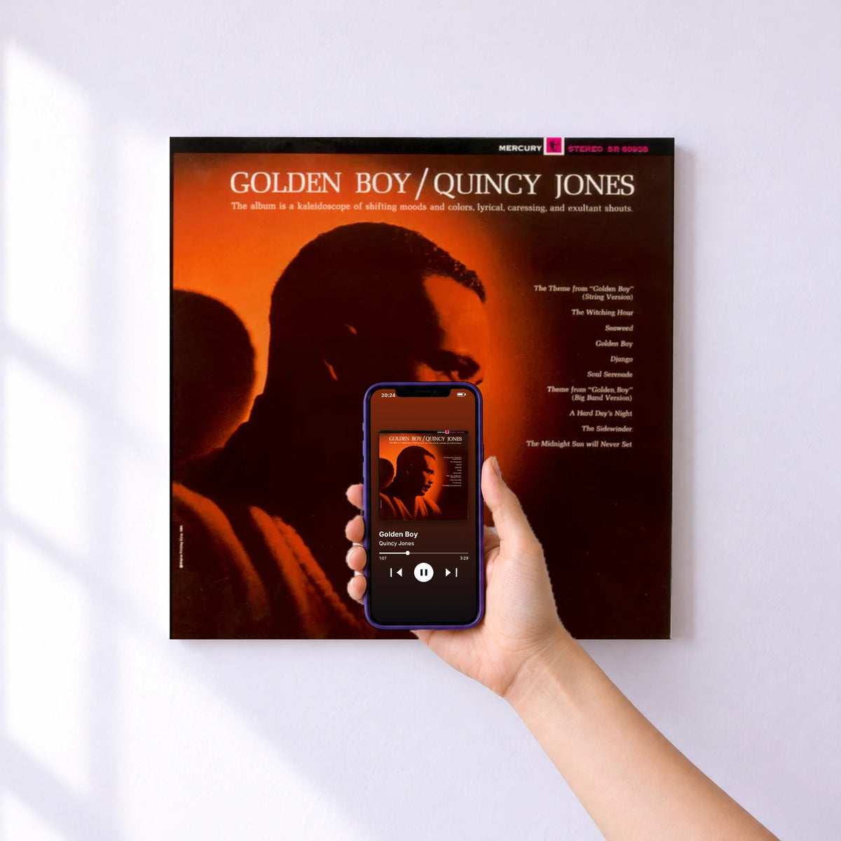 Affiche connectée Golden Boy de Quincy Jones au mur : l'album se lance en approchant le téléphone
