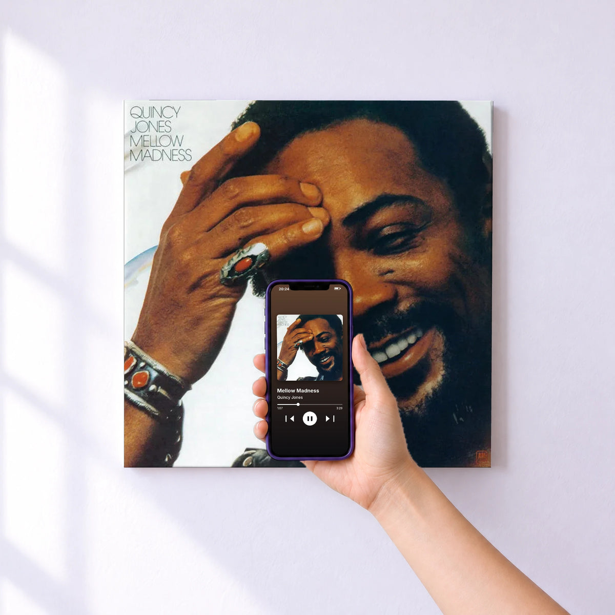 Affiche connectée Mellow Madness de Quincy Jones au mur : l'album se lance en approchant le téléphone