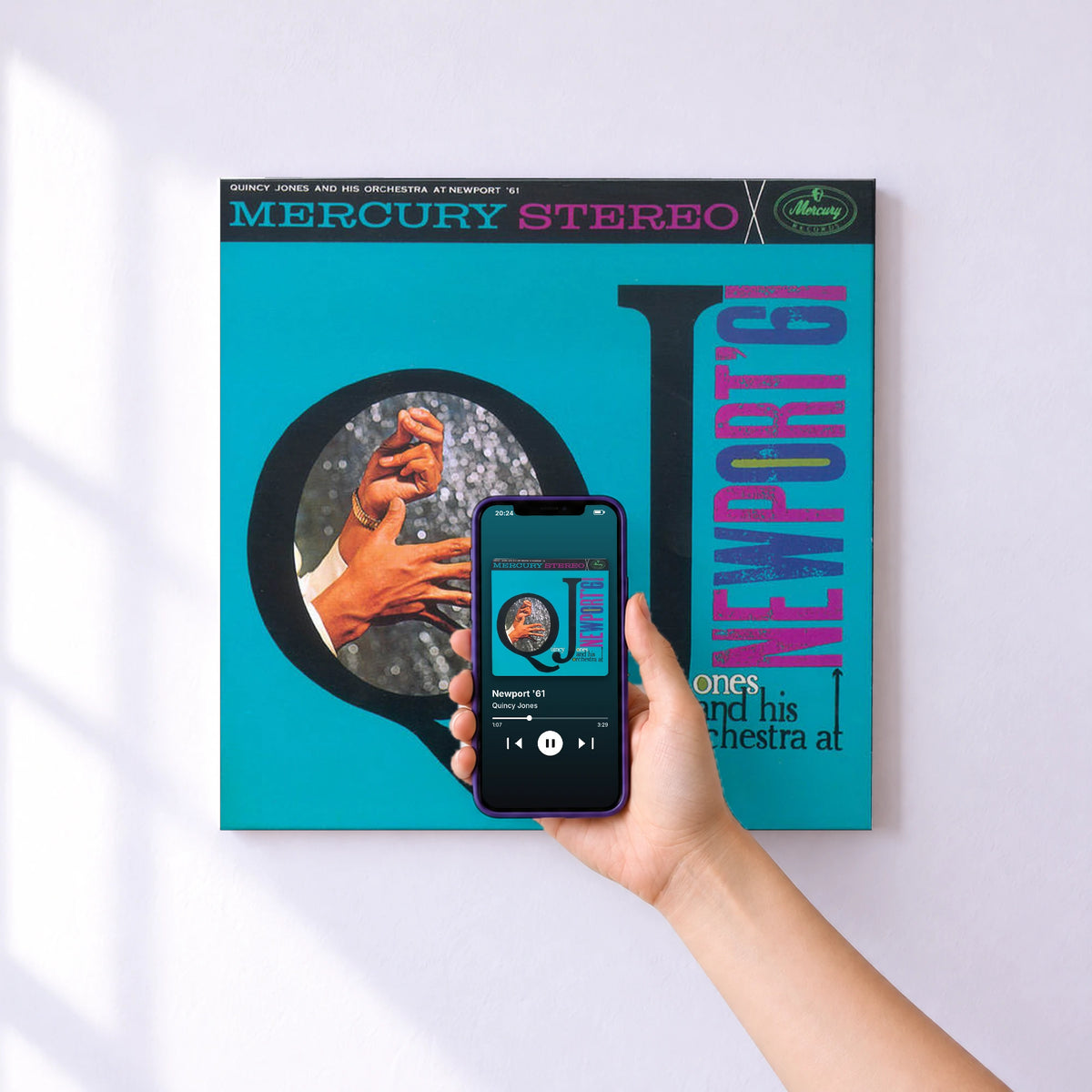 Affiche connectée Newport '61 de Quincy Jones au mur : l'album se lance en approchant le téléphone