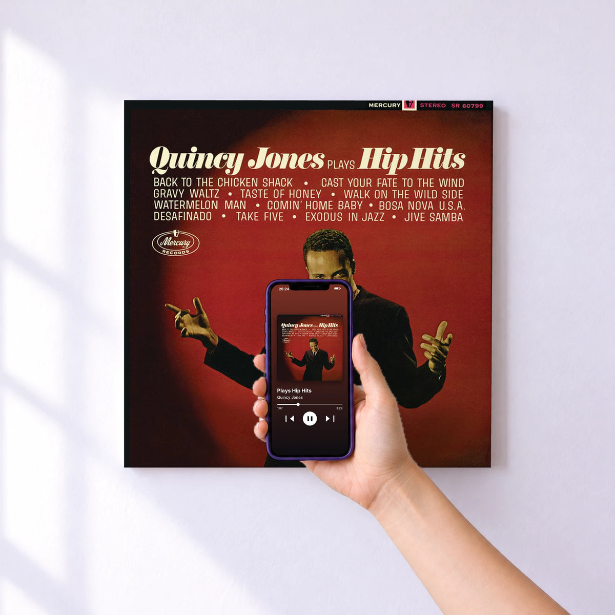 Affiche connectée Plays Hip Hits de Quincy Jones au mur : l'album se lance en approchant le téléphone