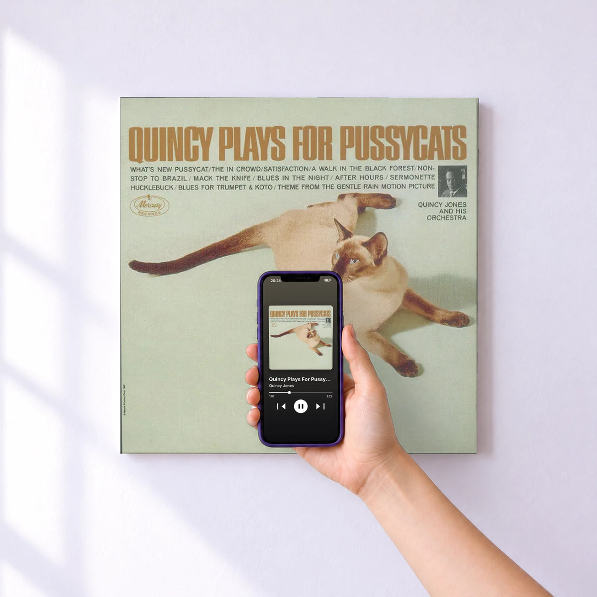 Affiche connectée Quincy Plays For Pussycats de Quincy Jones au mur : l'album se lance en approchant le téléphone