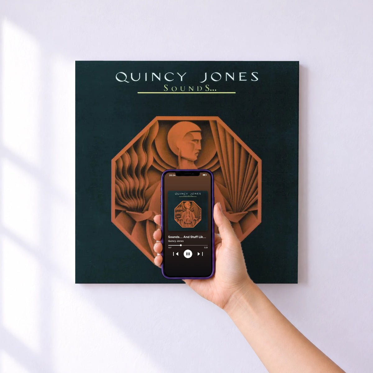 Affiche connectée Sounds... And Stuff Like That! de Quincy Jones au mur : l'album se lance en approchant le téléphone