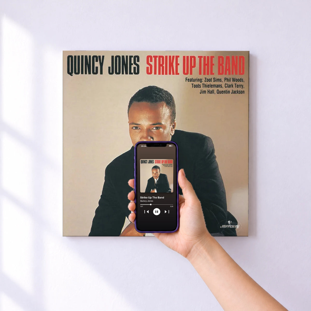Affiche connectée Strike Up The Band de Quincy Jones au mur : l'album se lance en approchant le téléphone