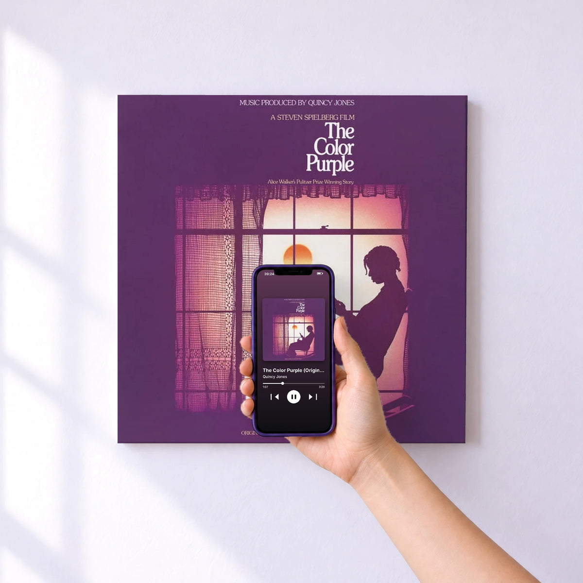 Affiche connectée The Color Purple (Original Motion Picture Soundtrack) de Quincy Jones au mur : l'album se lance en approchant le téléphone