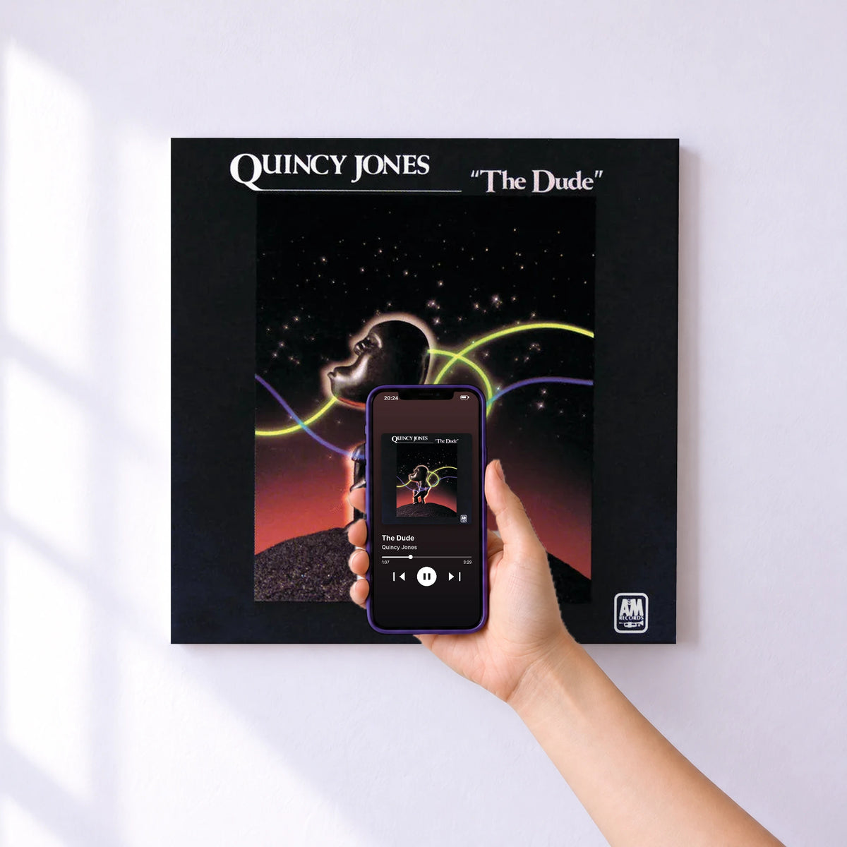 Affiche connectée The Dude de Quincy Jones au mur : l'album se lance en approchant le téléphone