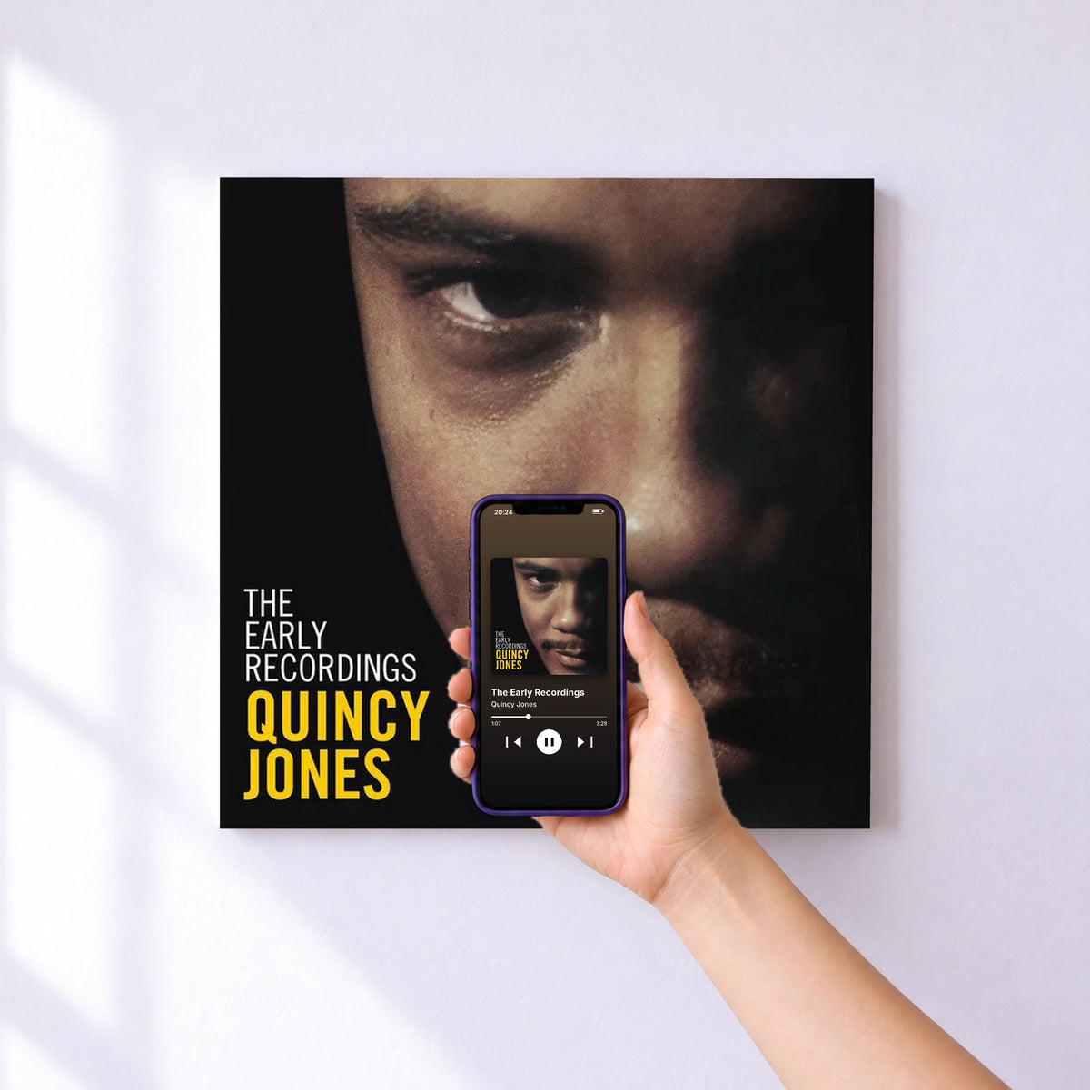 Affiche connectée The Early Recordings de Quincy Jones au mur : l'album se lance en approchant le téléphone