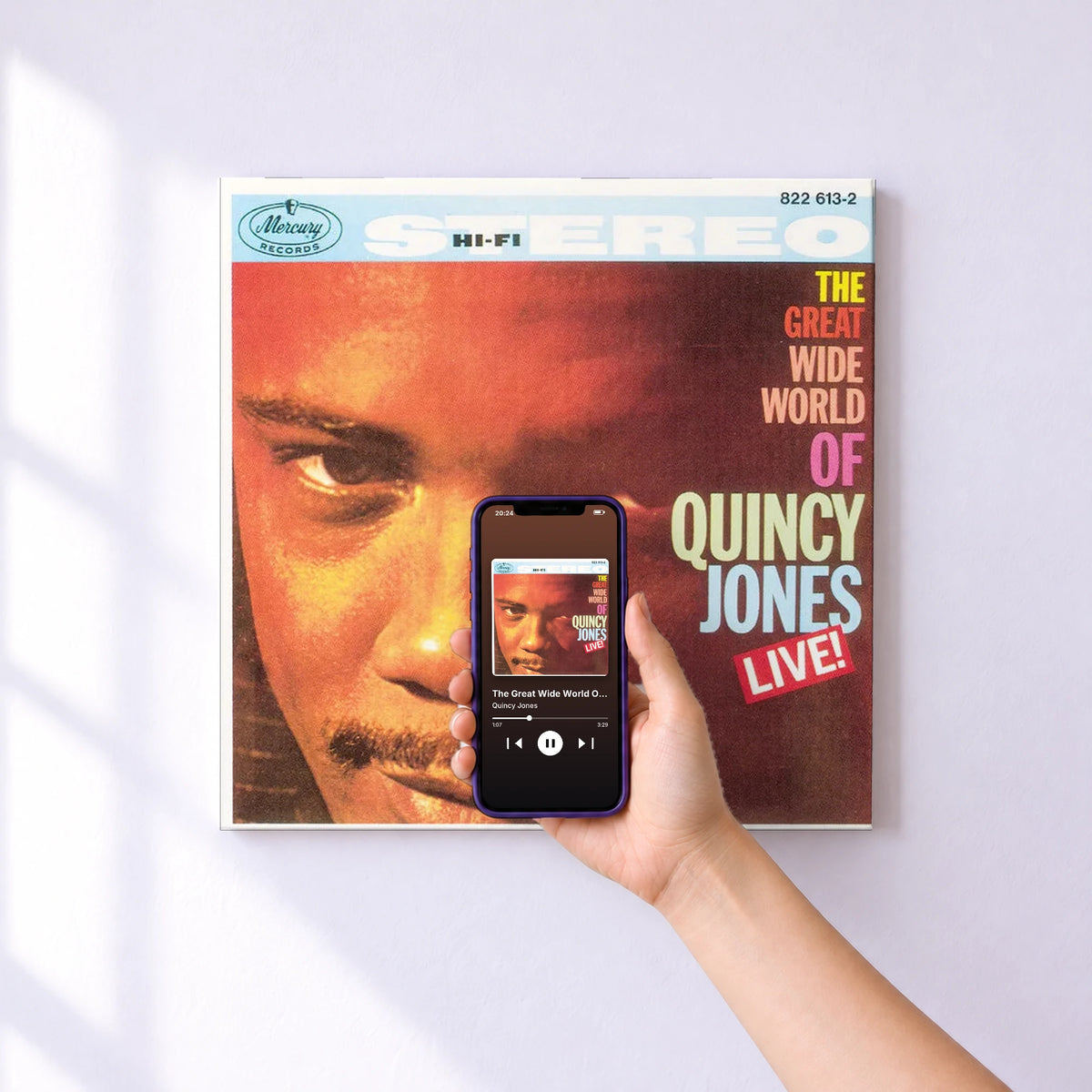 Affiche connectée The Great Wide World Of Quincy Jones: Live! de Quincy Jones au mur : l'album se lance en approchant le téléphone