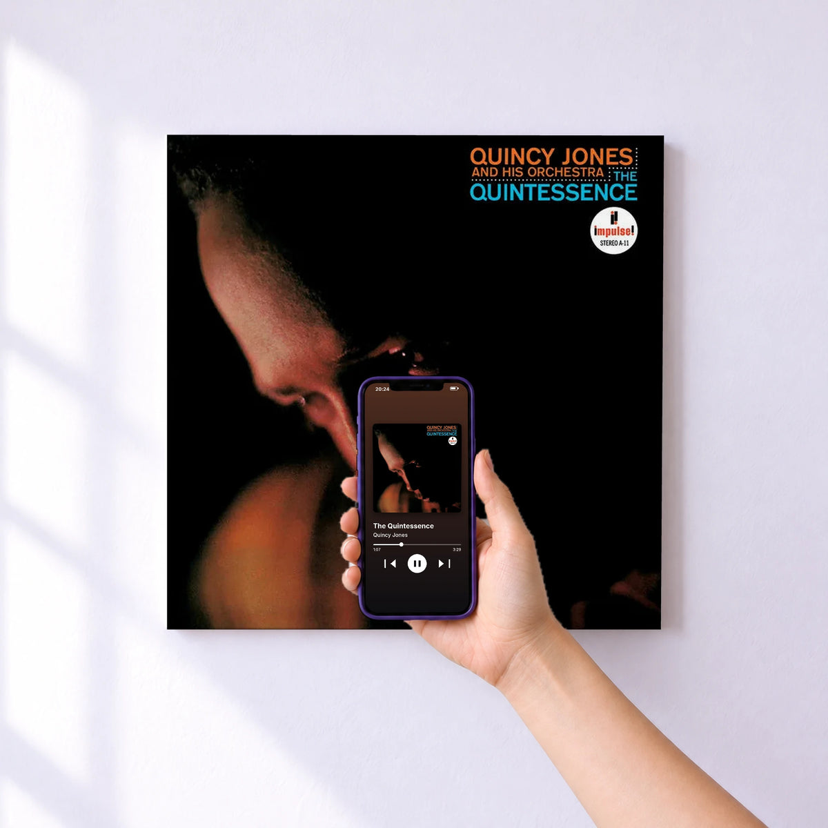 Affiche connectée The Quintessence de Quincy Jones au mur : l'album se lance en approchant le téléphone
