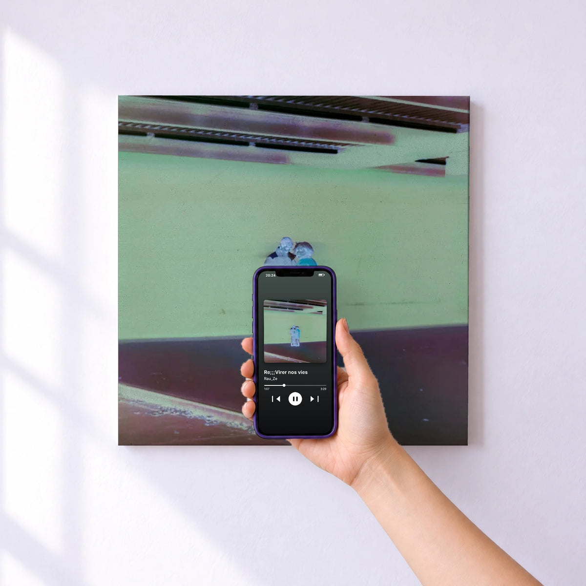 Affiche connectée Re;;;Virer nos vies de Rau_Ze au mur : l'album se lance en approchant le téléphone