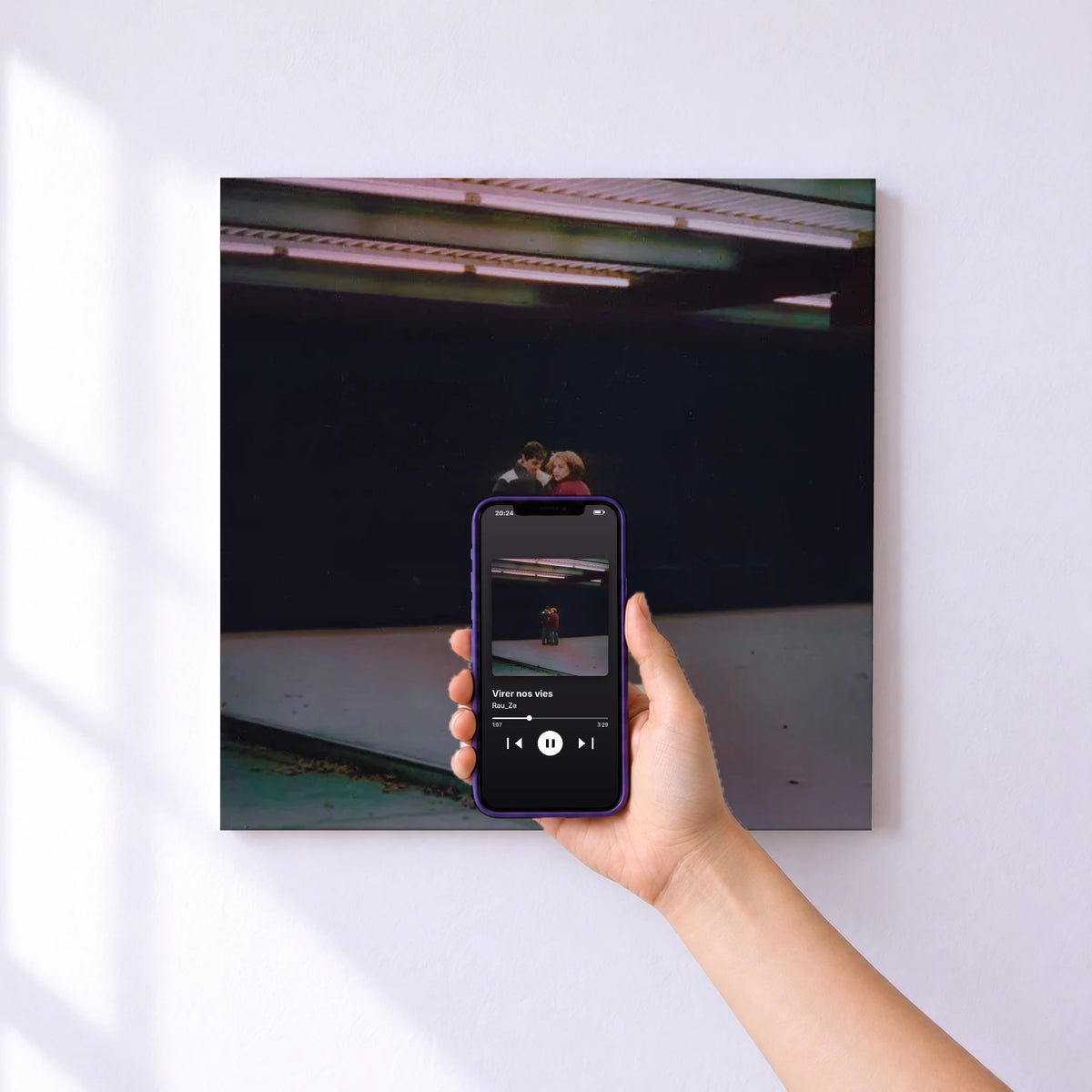 Affiche connectée Virer nos vies de Rau_Ze au mur : l'album se lance en approchant le téléphone