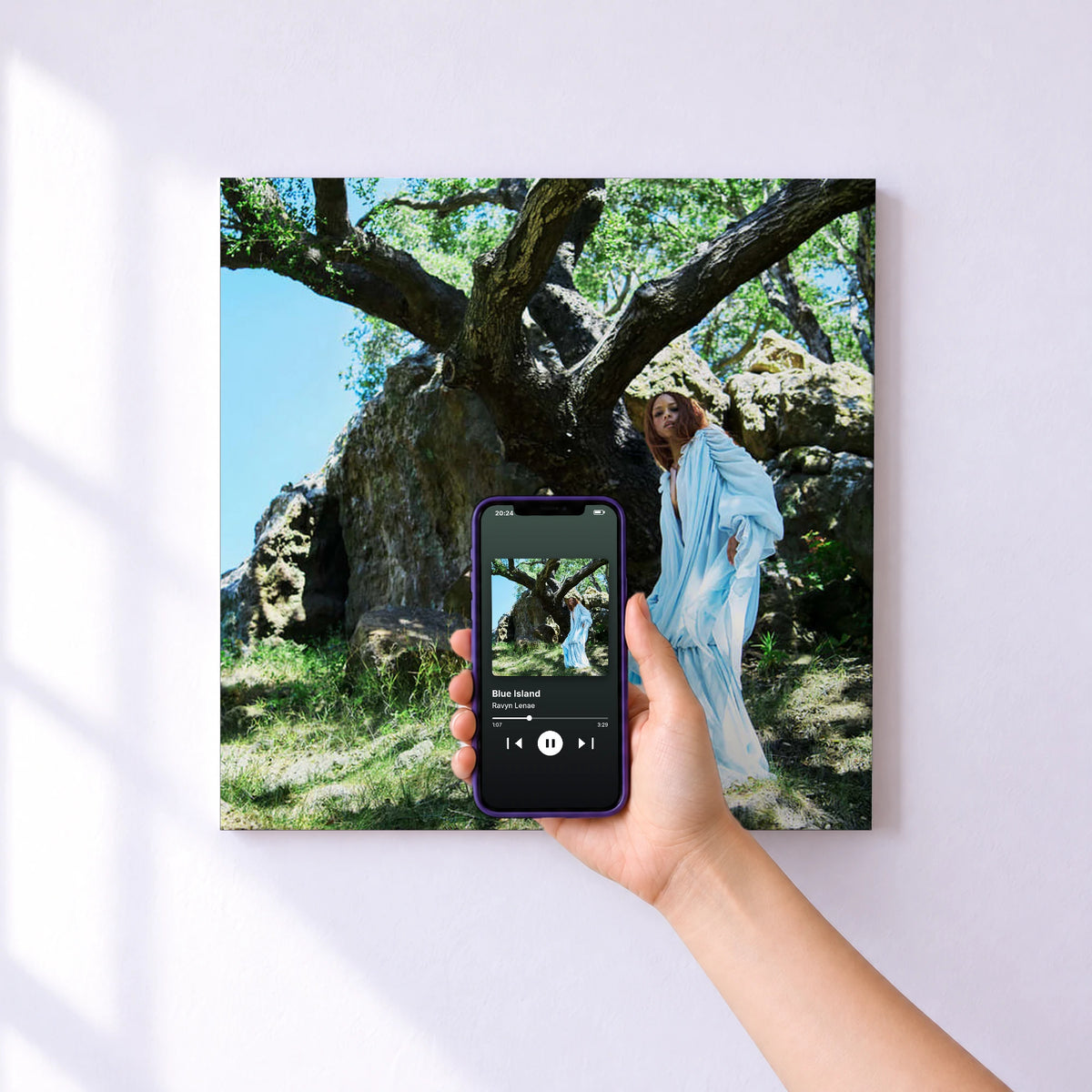 Affiche connectée Blue Island de Ravyn Lenae au mur : l'album se lance en approchant le téléphone