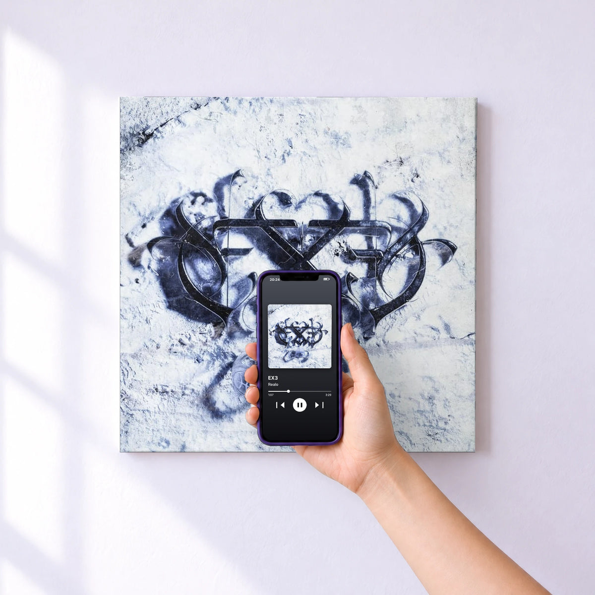 Affiche connectée EX3 de Realo au mur : l'album se lance en approchant le téléphone