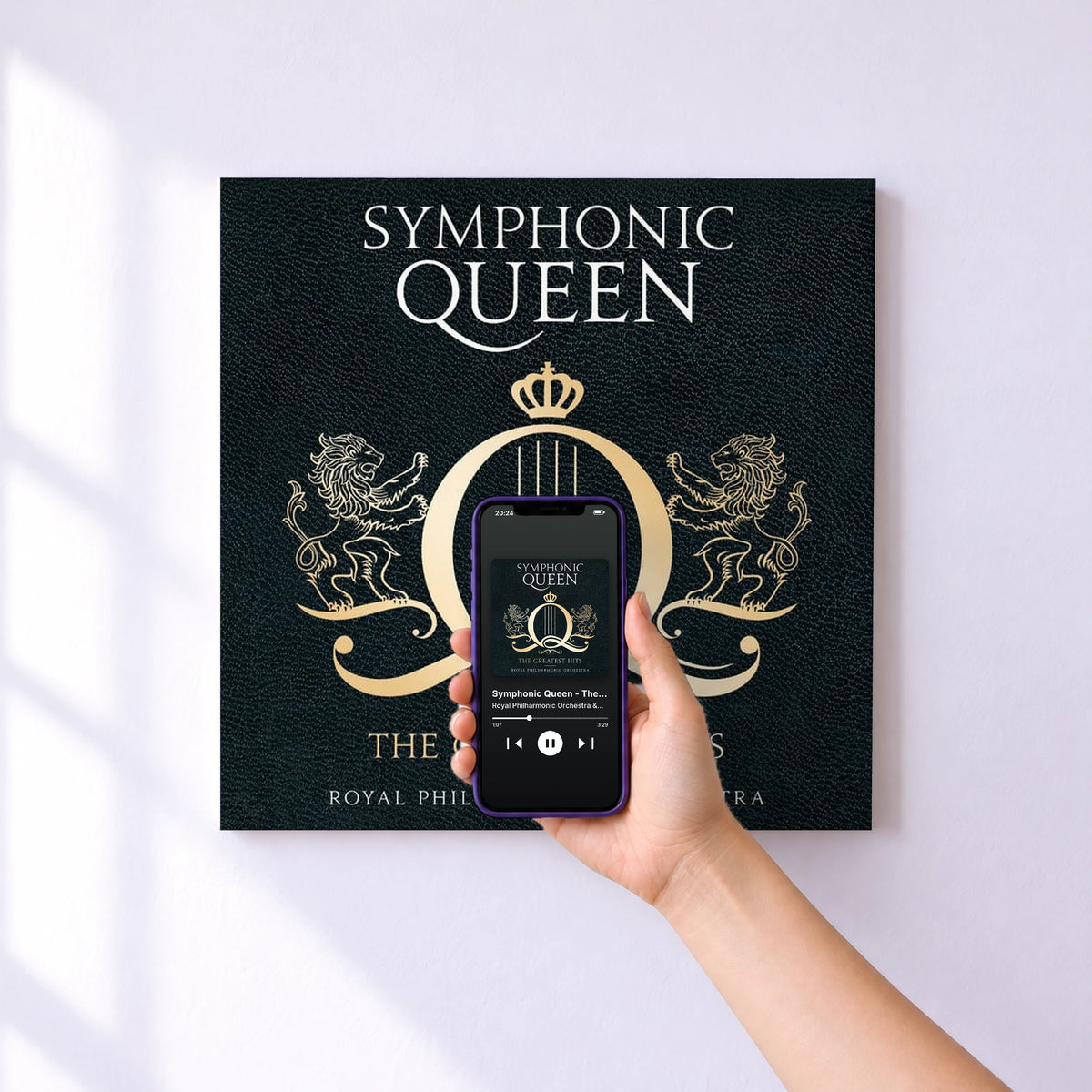 Affiche connectée Symphonic Queen - The Greatest Hits de Royal Philharmonic Orchestra & Matthew Freeman au mur : l'album se lance en approchant le téléphone