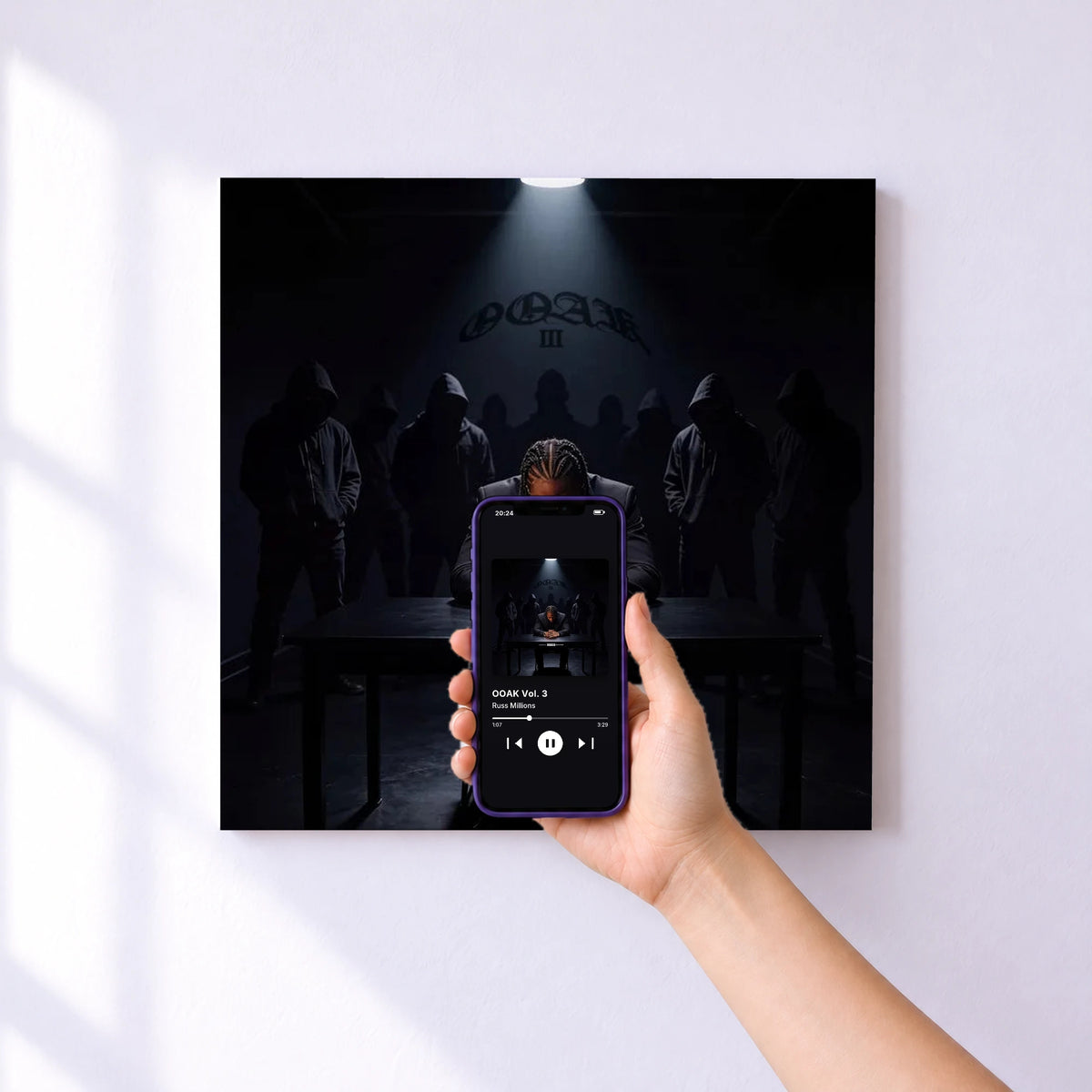 Affiche connectée OOAK Vol. 3 de Russ Millions au mur : l'album se lance en approchant le téléphone