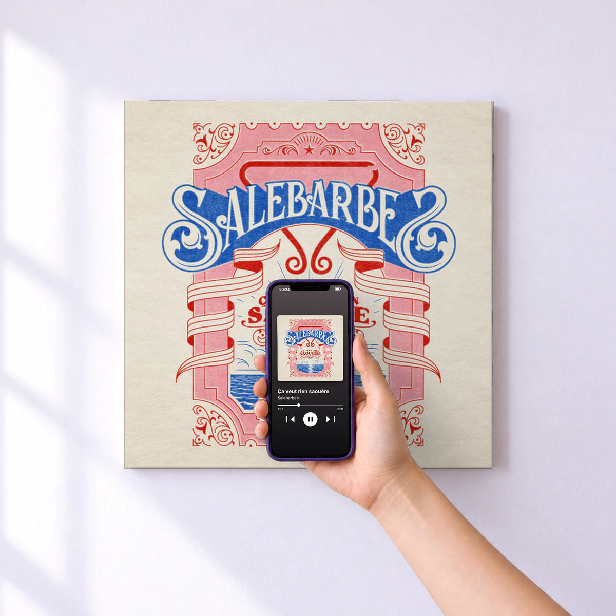 Affiche connectée Ça veut rien saouère de Salebarbes au mur : l'album se lance en approchant le téléphone