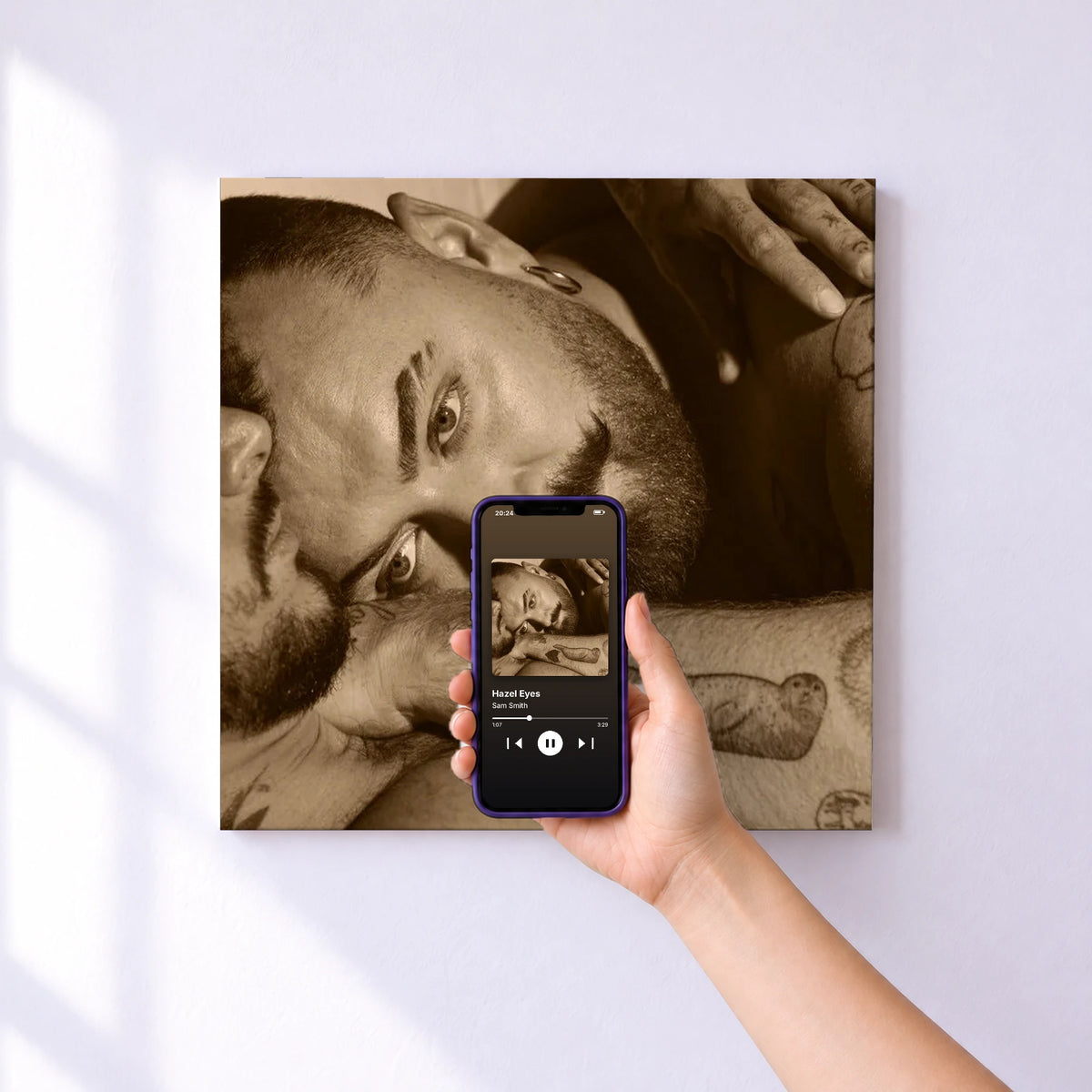 Affiche connectée Hazel Eyes de Sam Smith au mur : l'album se lance en approchant le téléphone