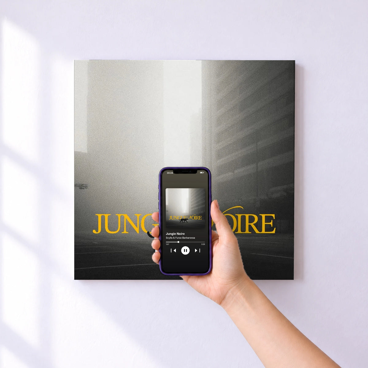 Affiche connectée Jungle Noire de Scylla & Furax Barbarossa au mur : l'album se lance en approchant le téléphone
