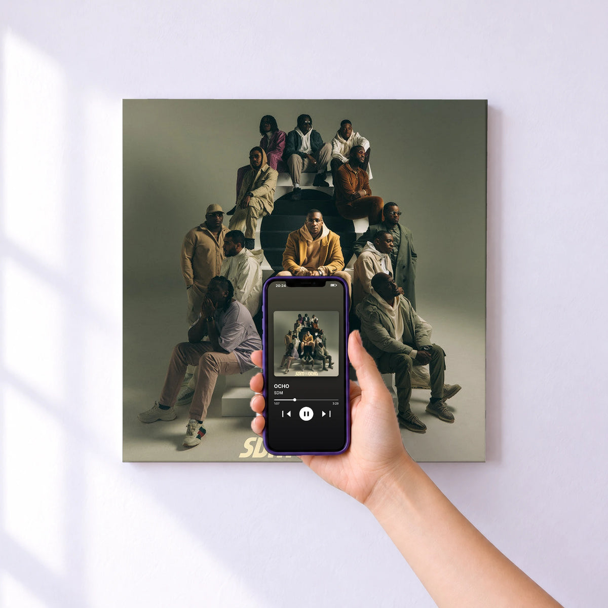 Affiche connectée OCHO de SDM au mur : l'album se lance en approchant le téléphone