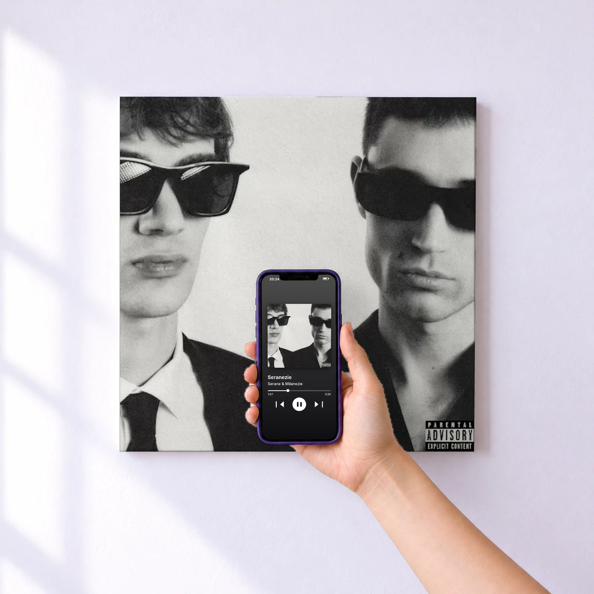 Affiche connectée Seranezie de Serane & Milanezie au mur : l'album se lance en approchant le téléphone