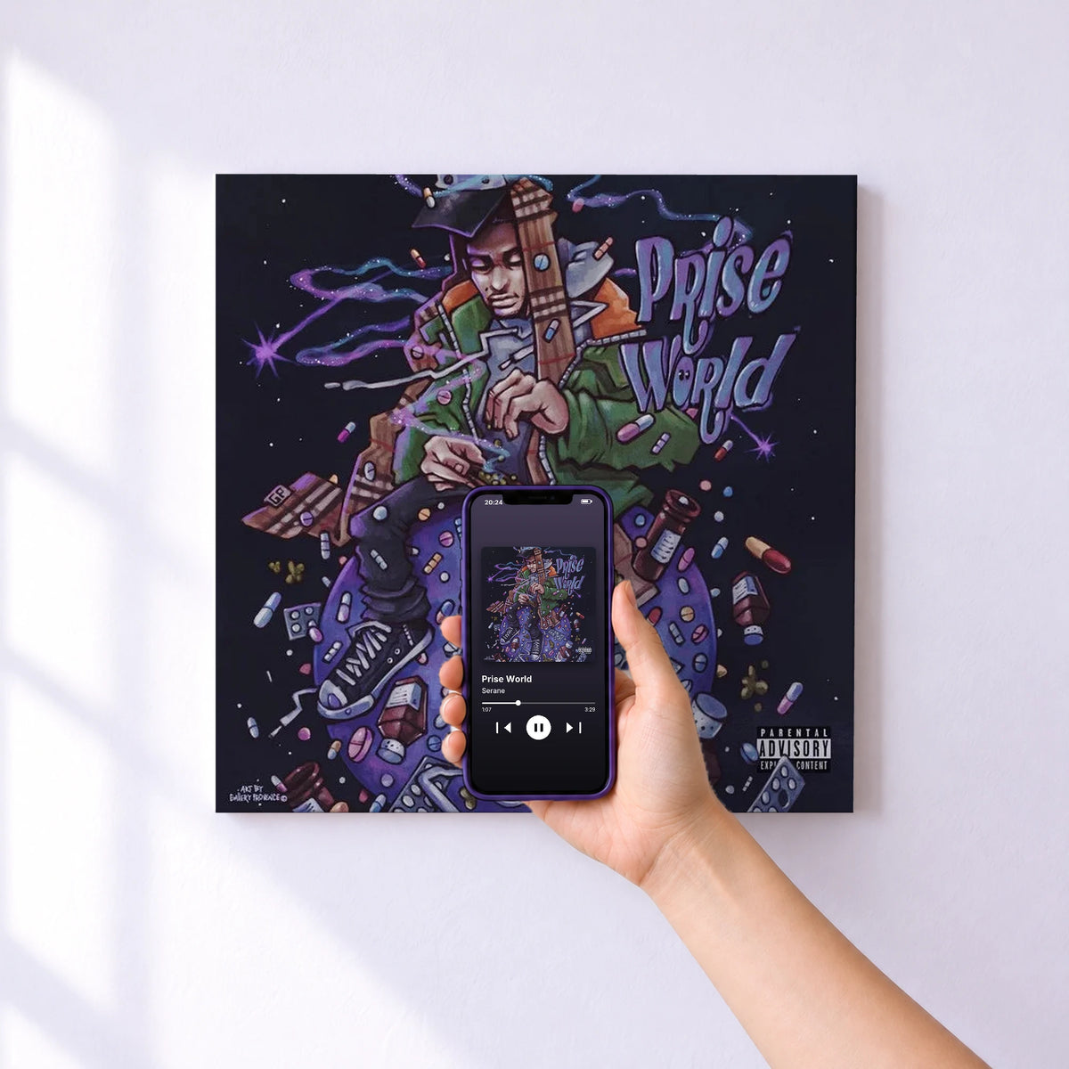 Affiche connectée Prise World de Serane au mur : l'album se lance en approchant le téléphone