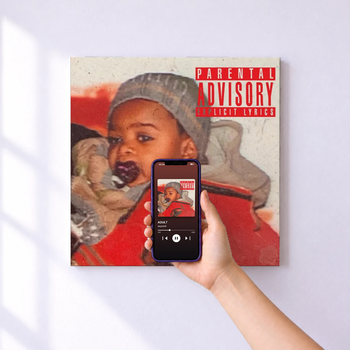 Affiche connectée ADULT de seymoX au mur : l'album se lance en approchant le téléphone