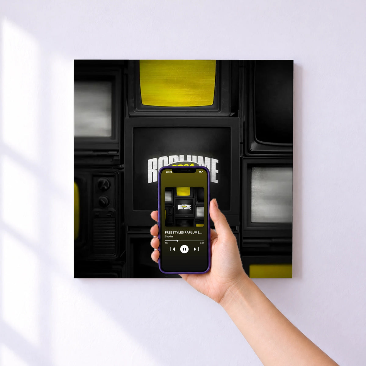 Affiche connectée FREESTYLES RAPLUME 2024 de Shades au mur : l'album se lance en approchant le téléphone
