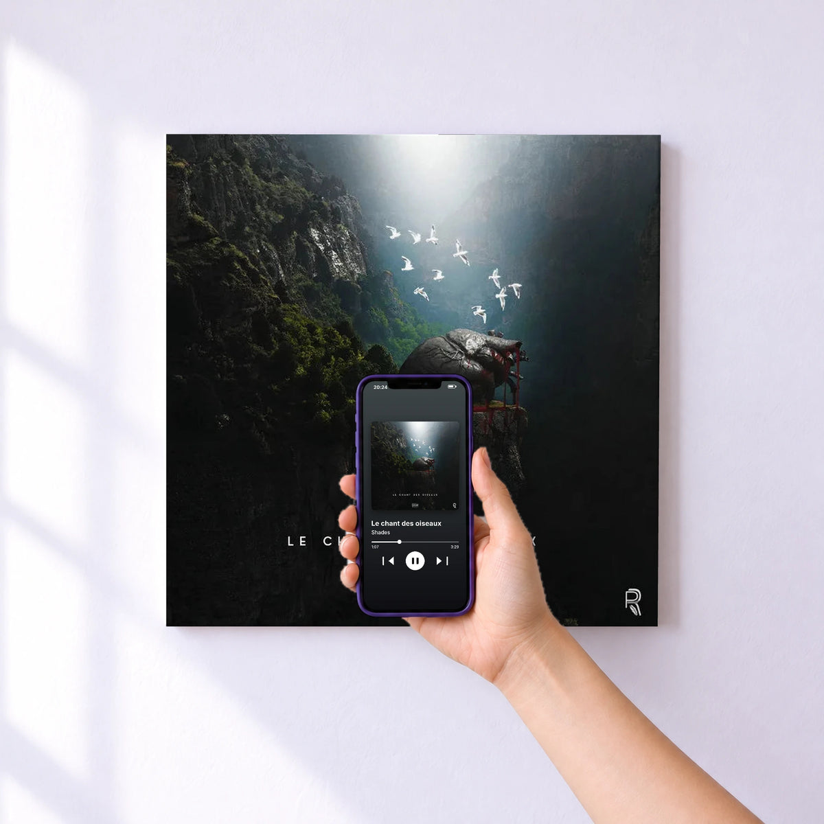 Affiche connectée Le chant des oiseaux de Shades au mur : l'album se lance en approchant le téléphone