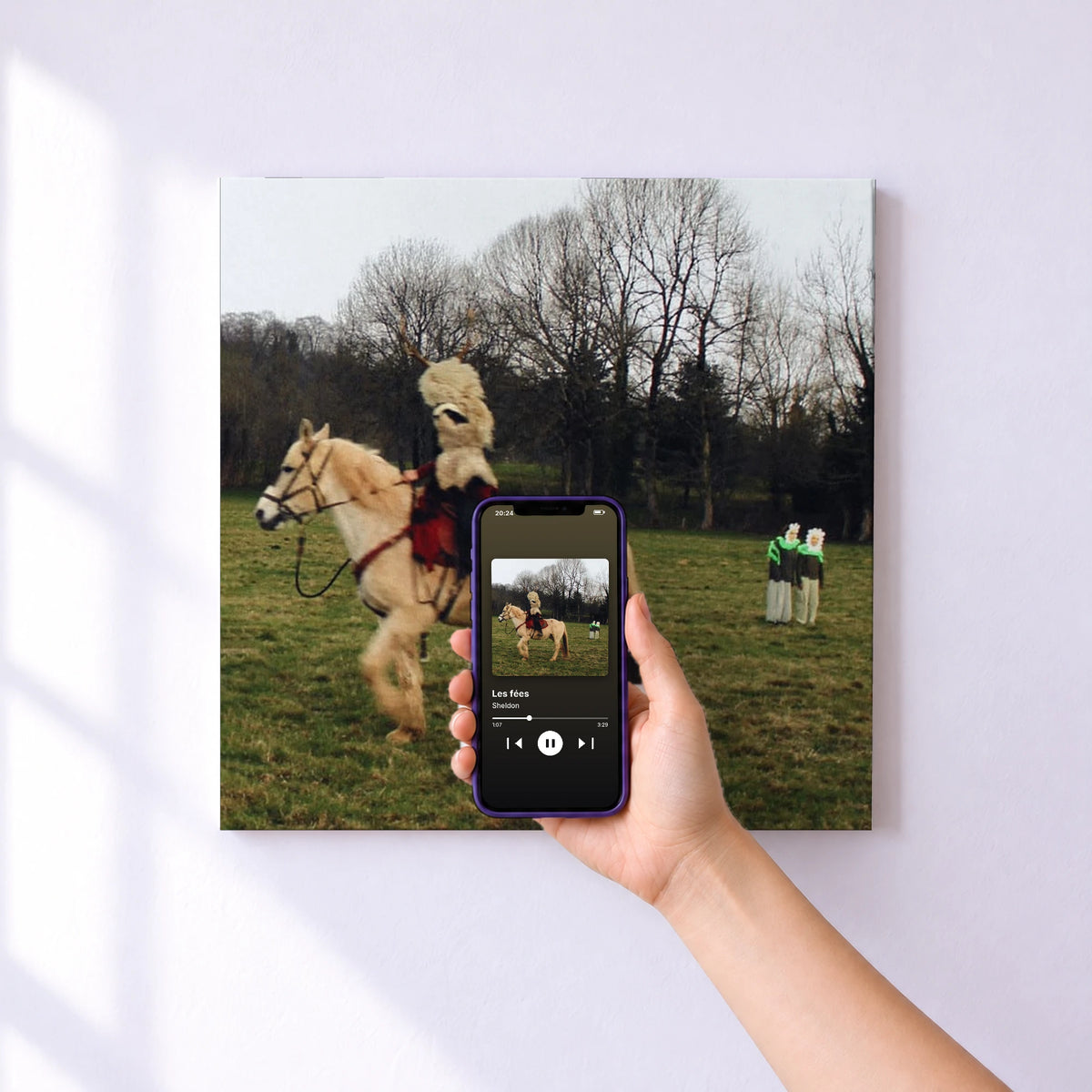 Affiche connectée Les fées de Sheldon au mur : l'album se lance en approchant le téléphone
