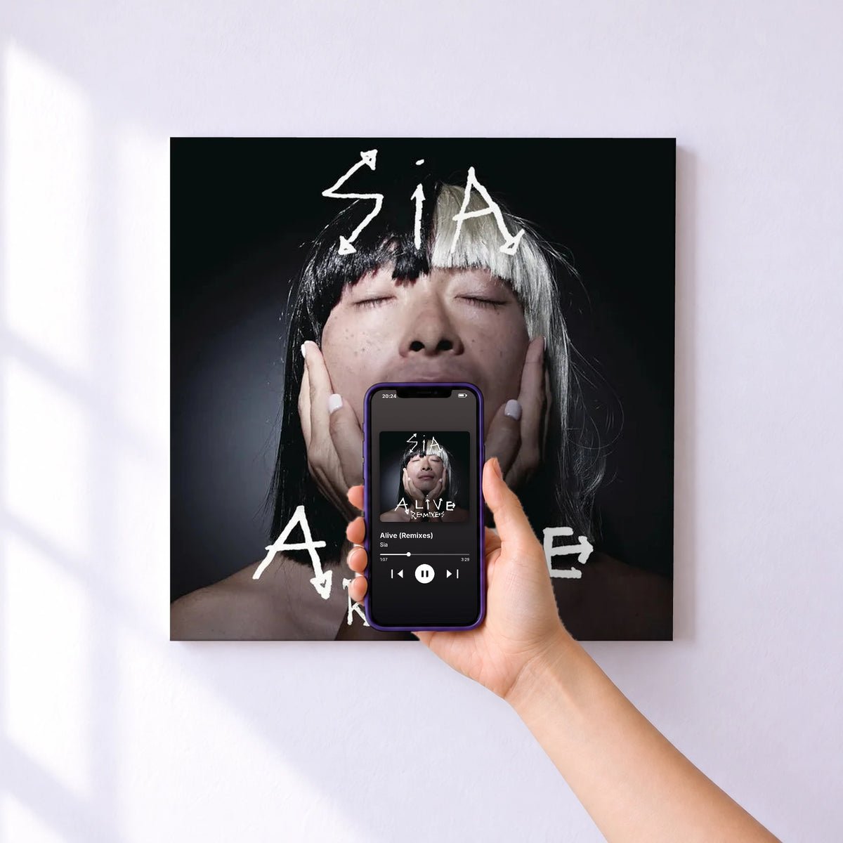 Affiche connectée Alive (Remixes) de Sia au mur : l'album se lance en approchant le téléphone