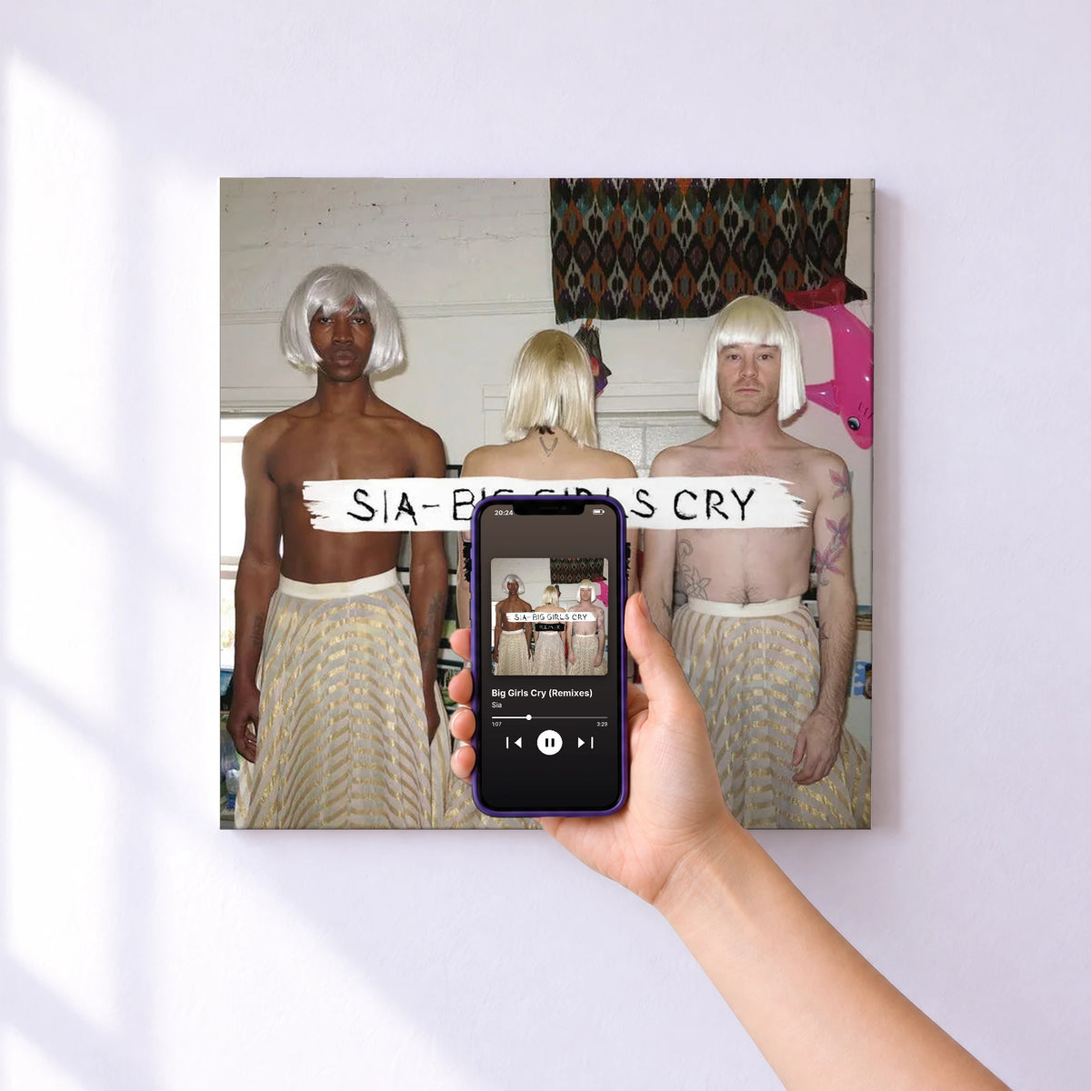 Affiche connectée Big Girls Cry (Remixes) de Sia au mur : l'album se lance en approchant le téléphone